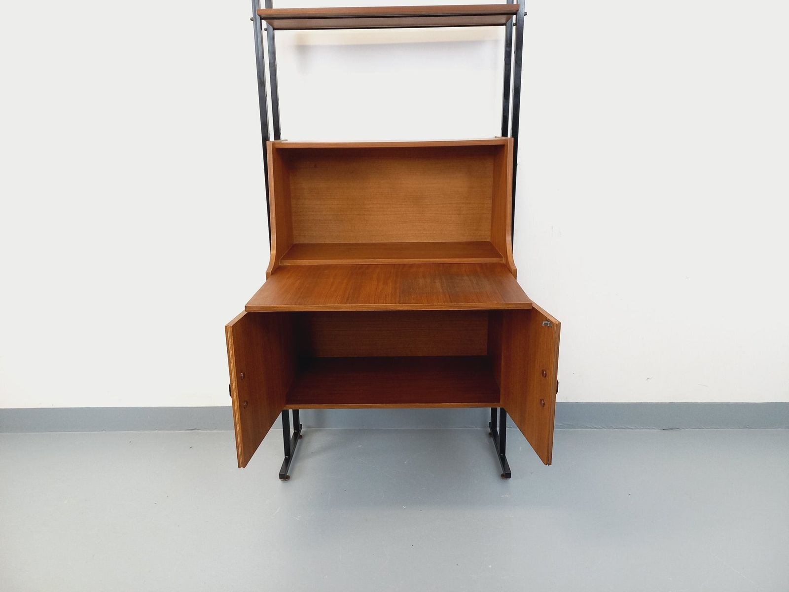 photo vintage Bibliothèque modulaire vintage avec secrétaire, en teck et métal