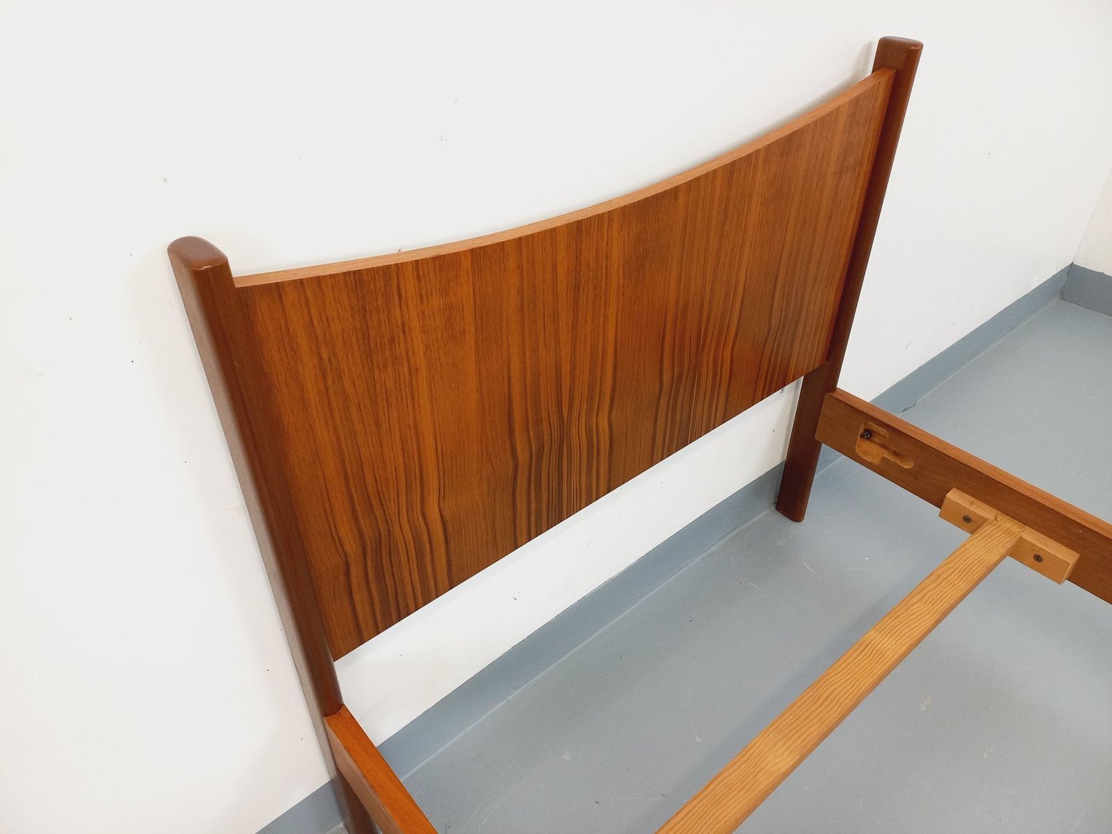 photo furniture Scandinavisch eenpersoonsledikant in teak