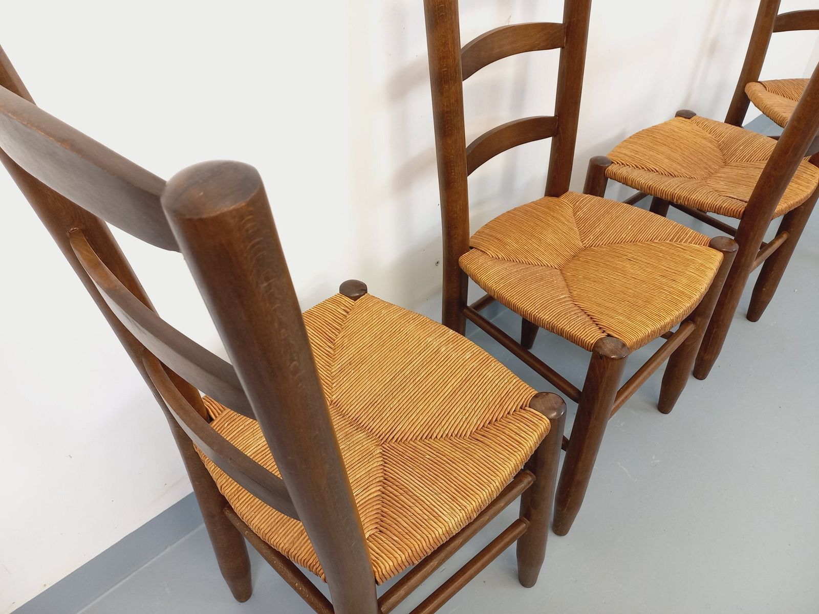 photo furniture 4 Brutalist Chairs Made Of Wood And Straw