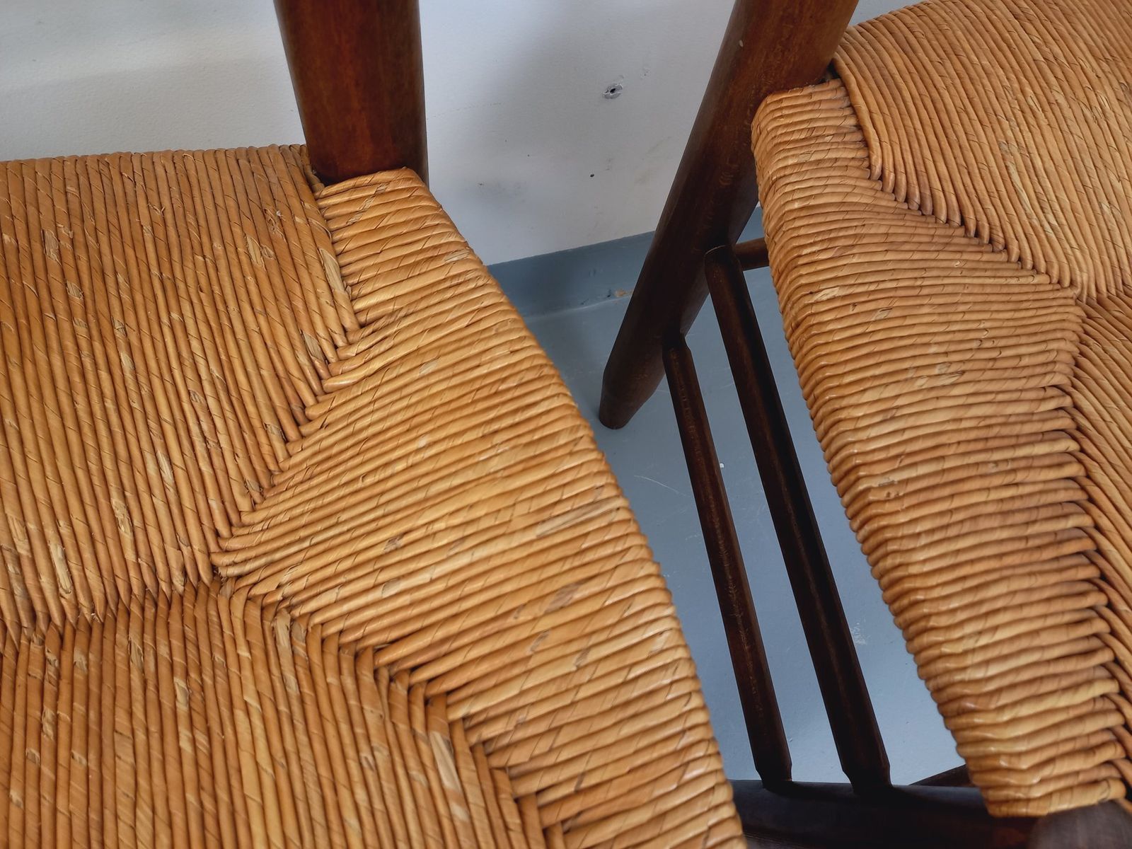 photo vintage 4 Brutalistische Stoelen van Hout en Stro