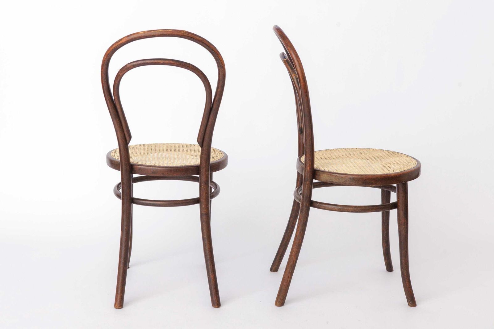 Set van 2 antieke Thonet bentwood stoelen, Weense caféstoelen, begin 20e eeuw, Oostenrijkse stoelen, gerestaureerde rieten zittingen photo vinterior