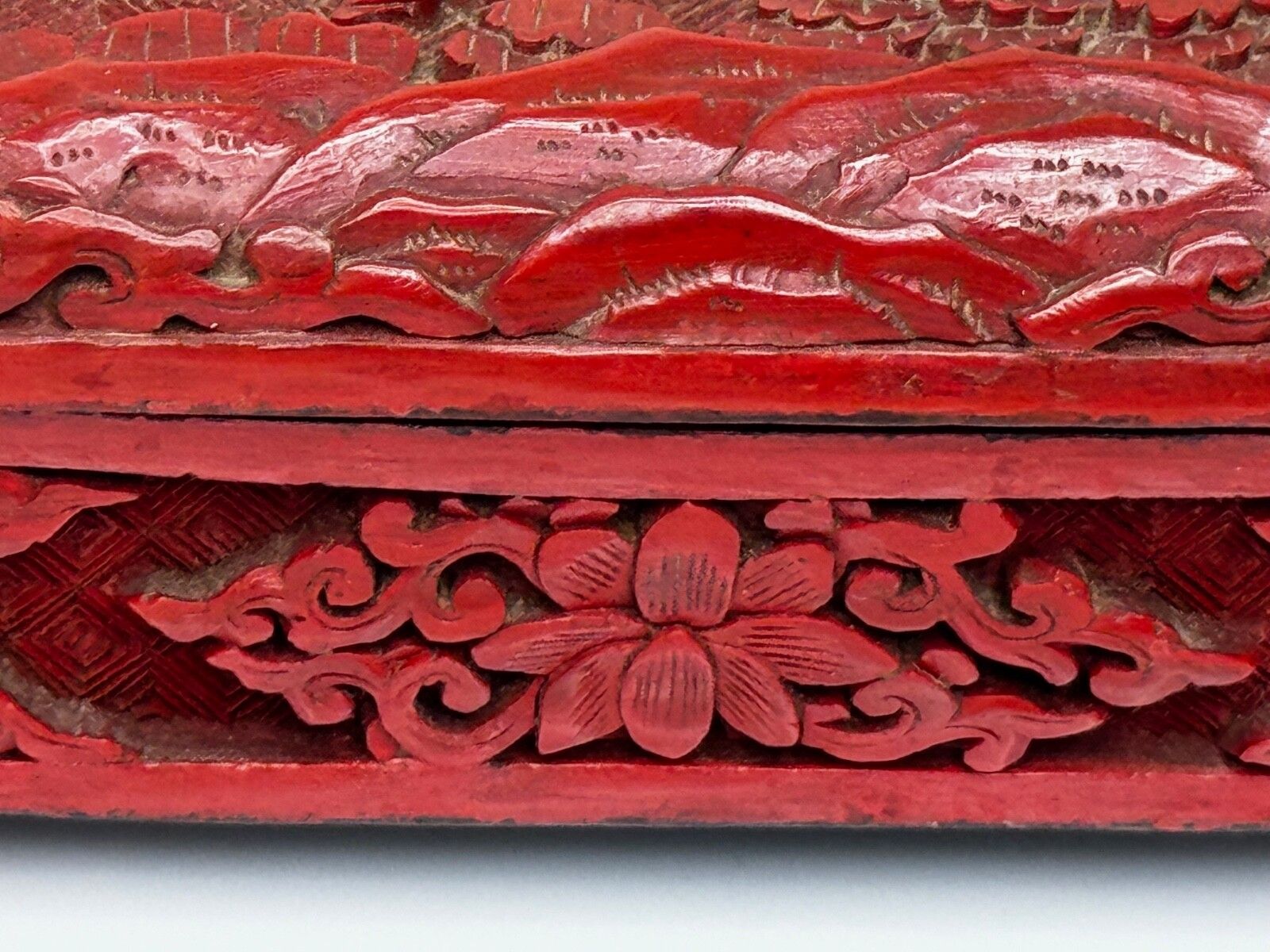 photo for sale Klein Chinees sieradendoosje, cinnabar gelakt émail, Qing-dynastie, 19e eeuw