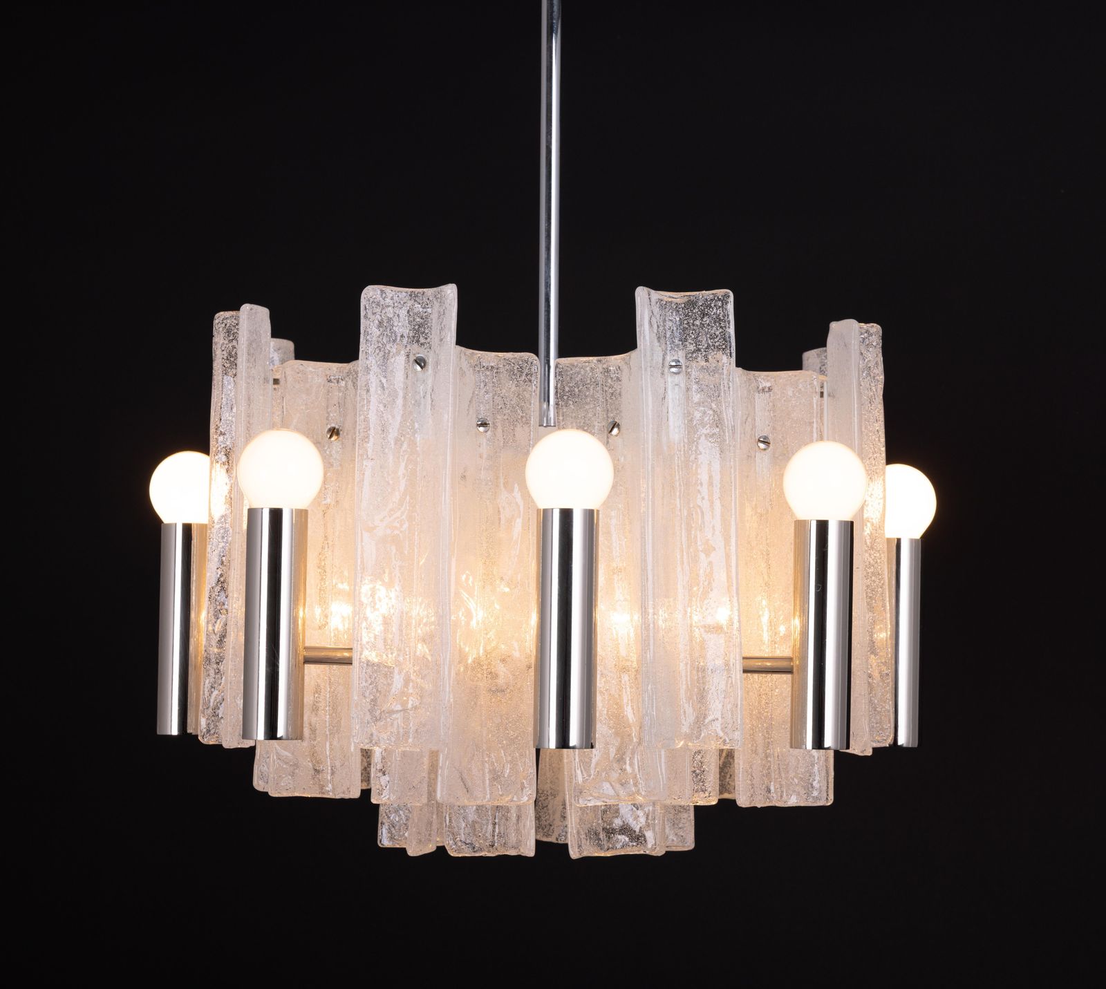 photo furniture Kalmar chromen kroonluchter met ijsglas, Duitsland, 1970
