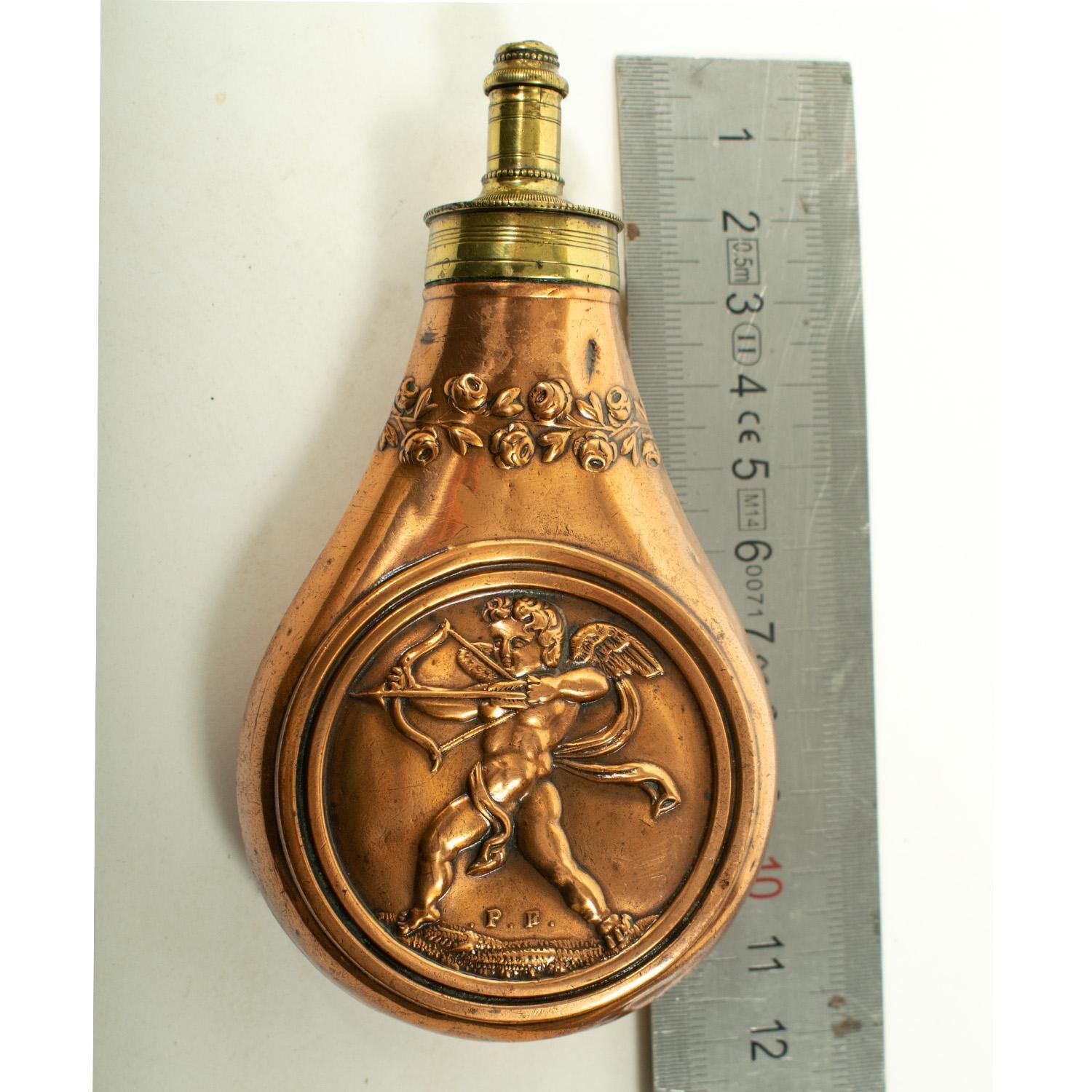 Petite flasque à poudre française, Cupidon, XIXe siècle photo furniture