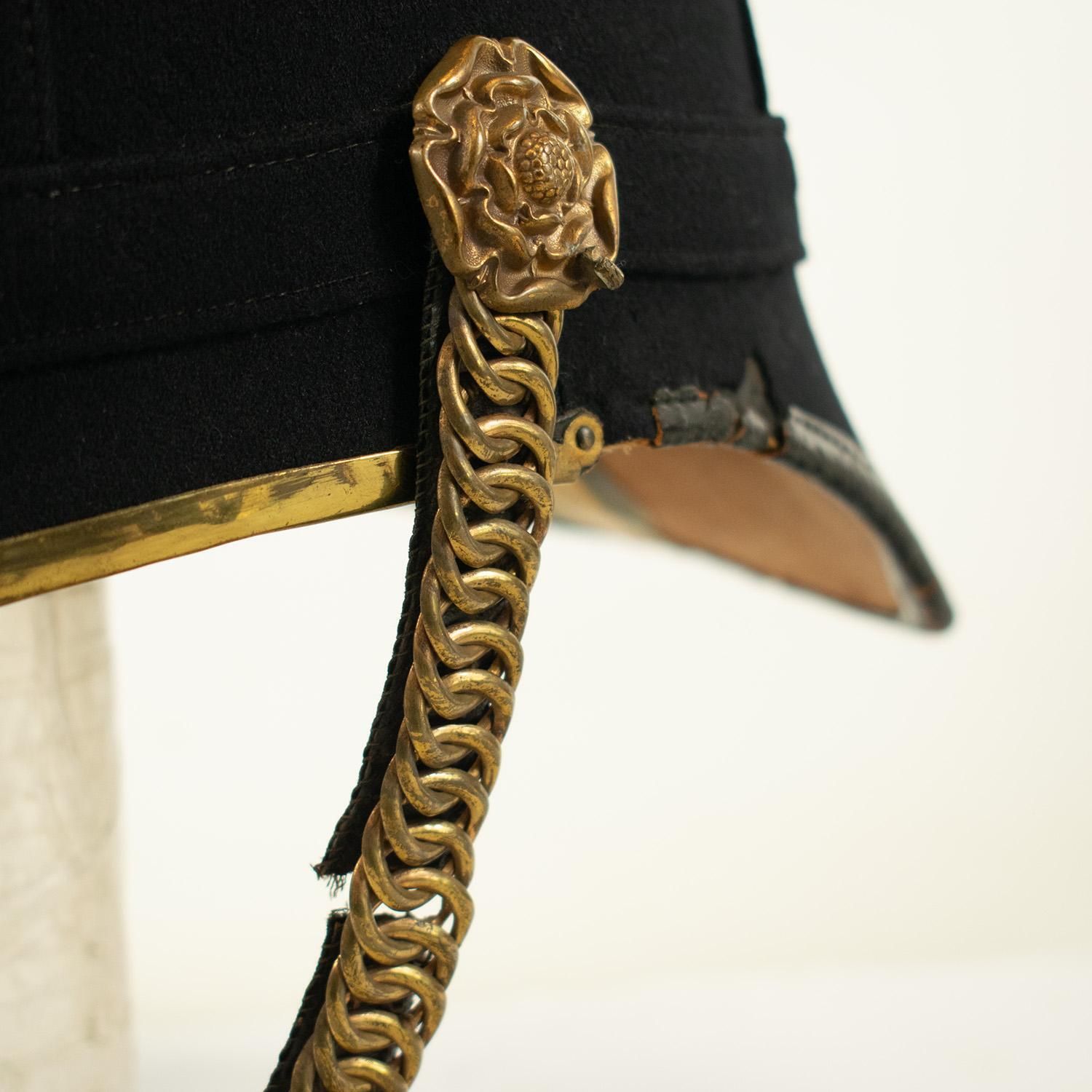 Casque de service intérieur victorien du Welsh Regiment photo vintage