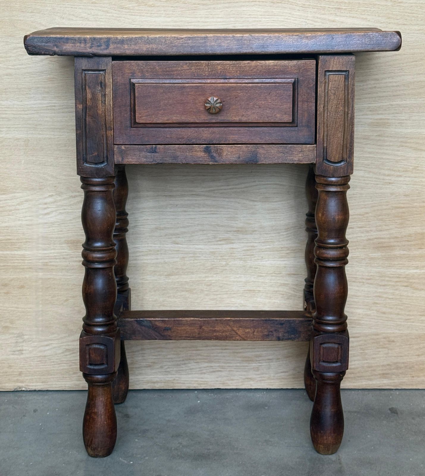 Paire de tables de chevet espagnoles en bois massif avec tiroir de rangement photo for sale