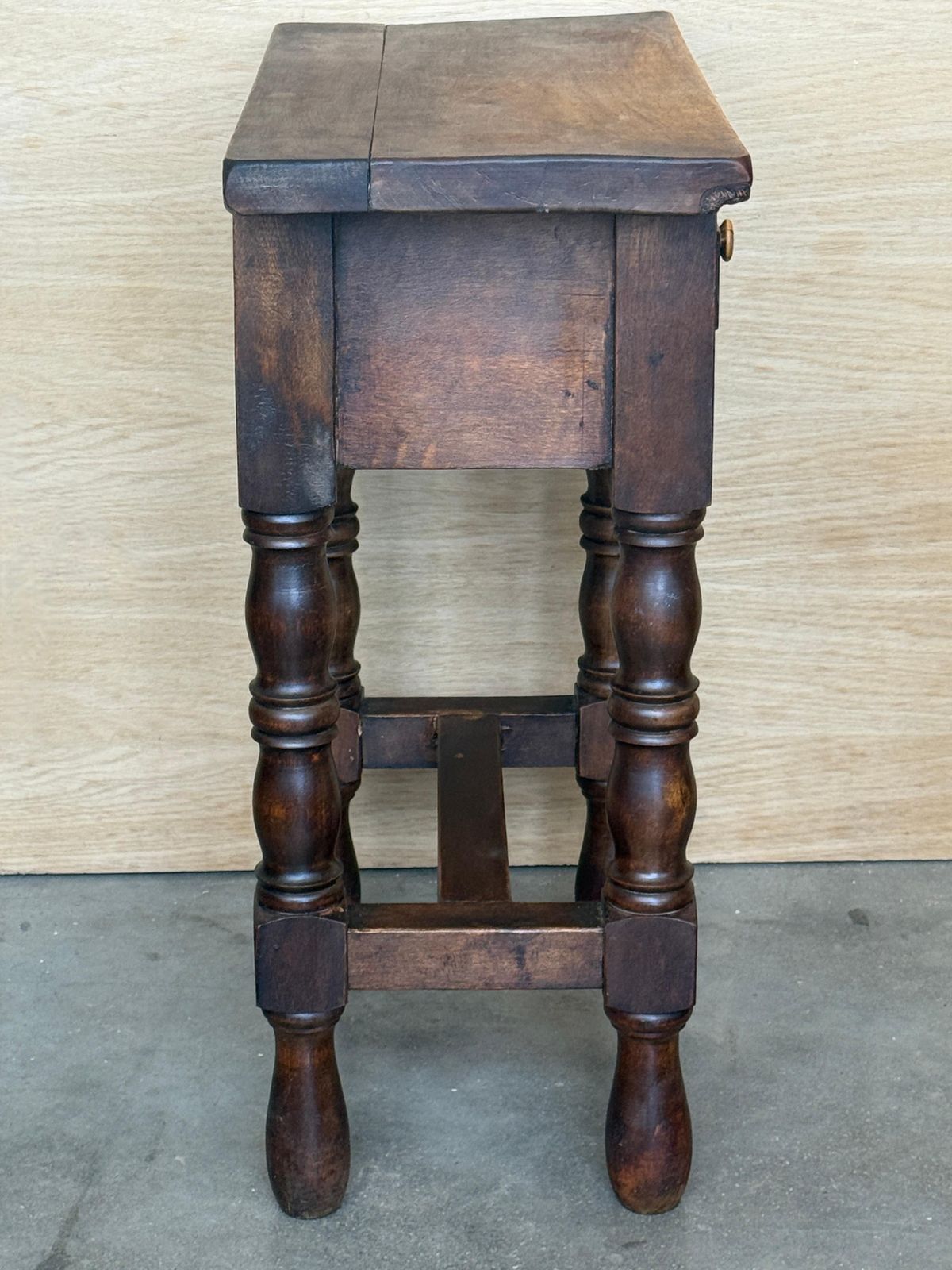Paire de tables de chevet espagnoles en bois massif avec tiroir de rangement photo vintage
