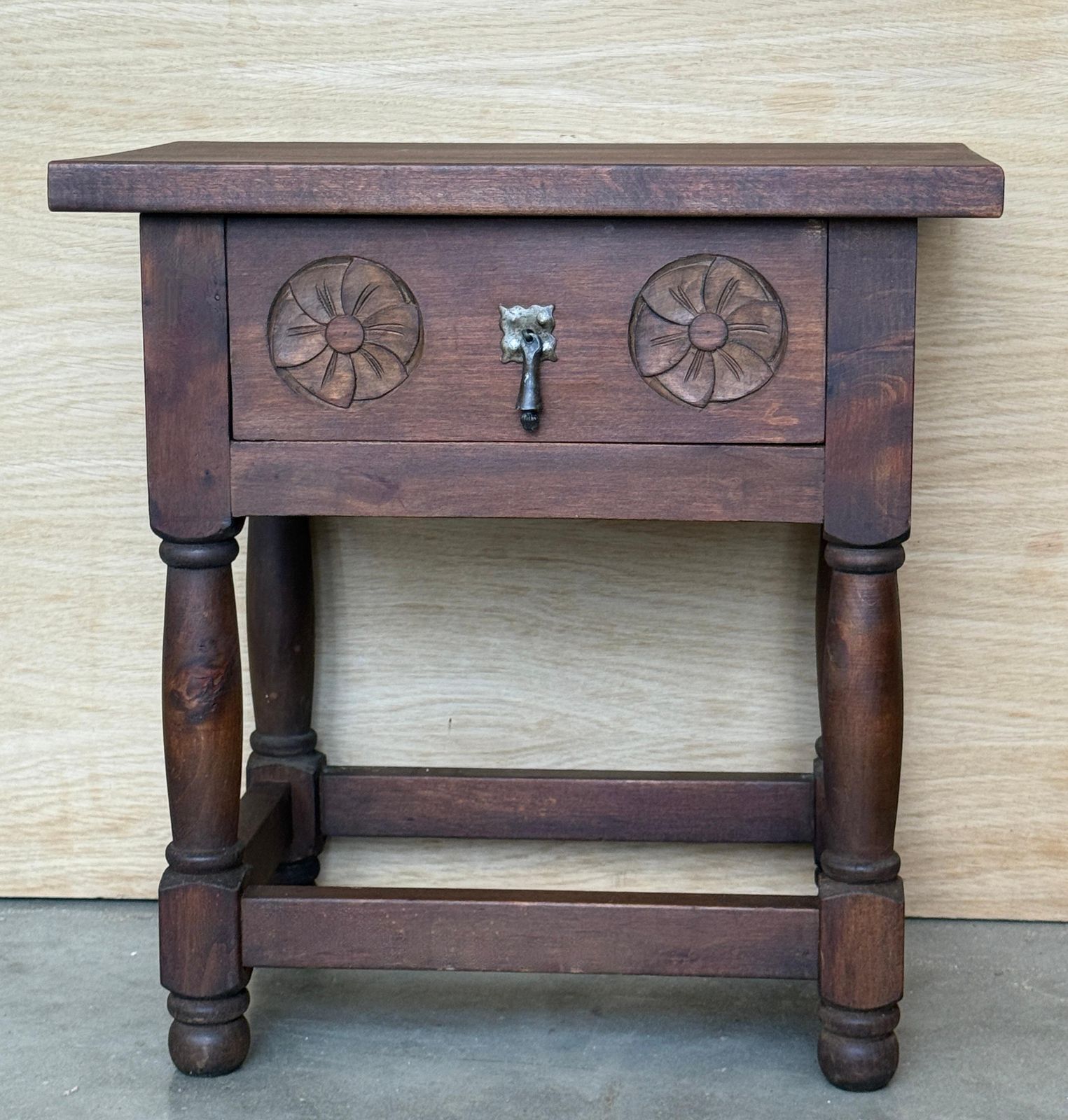 Paire de tables de chevet rustiques espagnoles en bois sculpté avec tiroir photo furniture