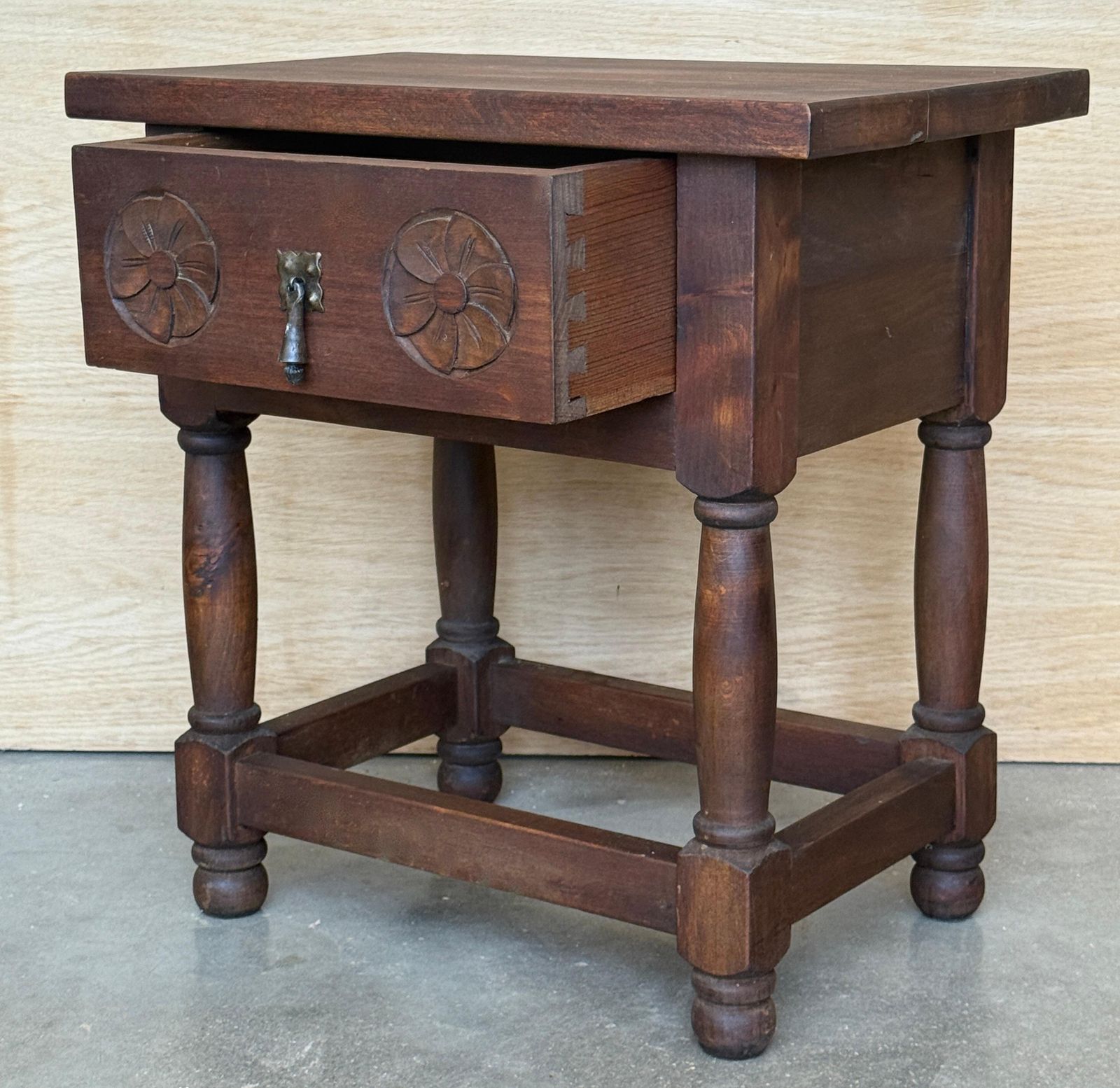 Paire de tables de chevet rustiques espagnoles en bois sculpté avec tiroir photo vinterior