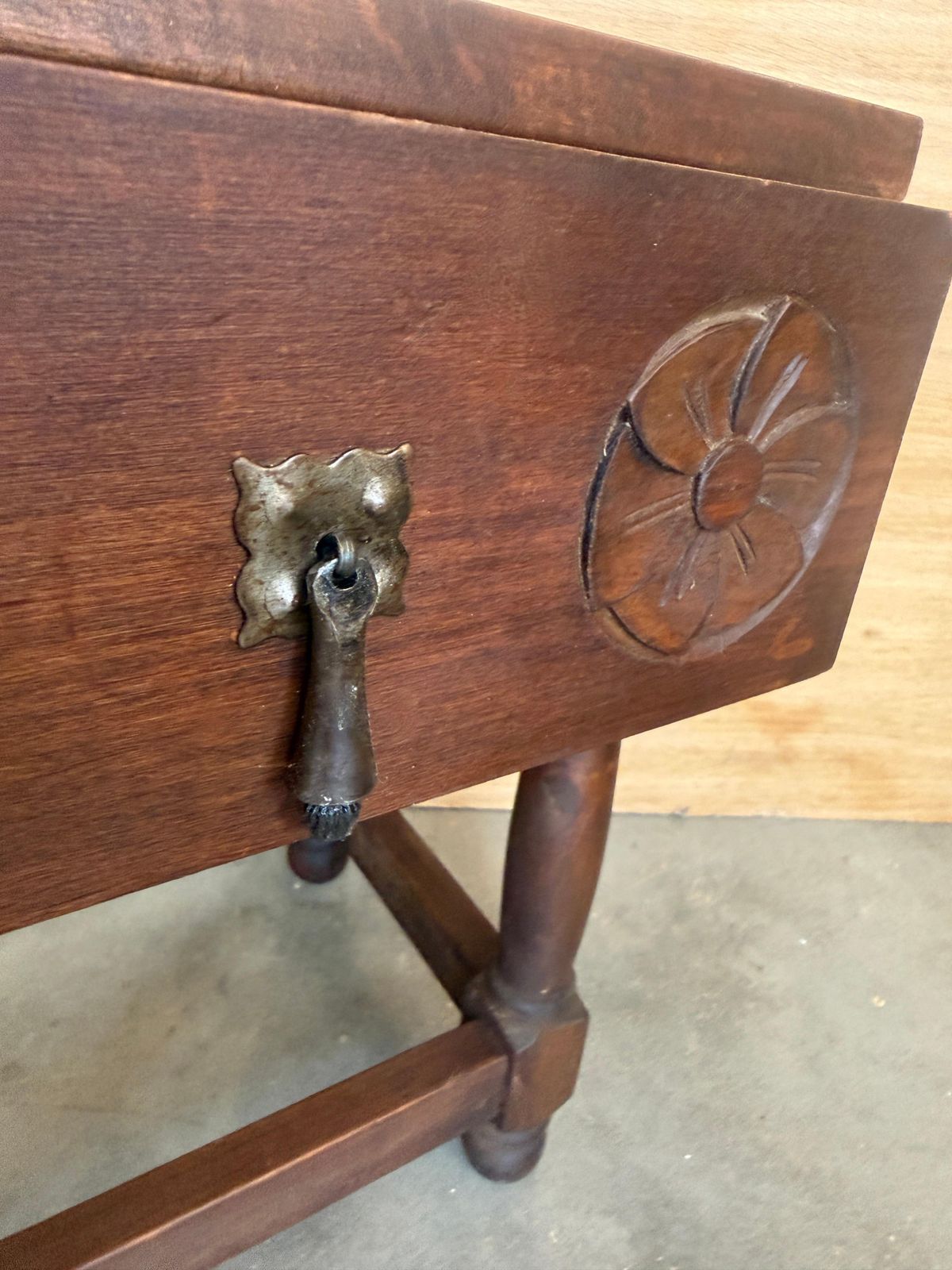 photo for sale Paire de tables de chevet rustiques espagnoles en bois sculpté avec tiroir