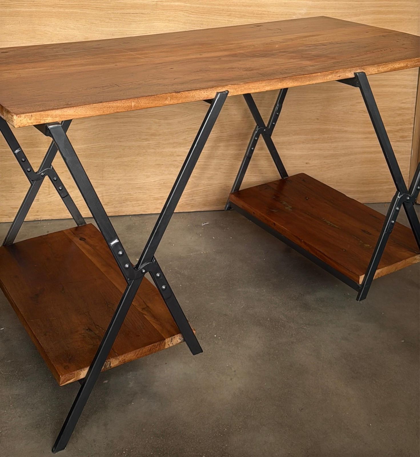 photo furniture Console industrielle en bois rustique, piètement en X en métal