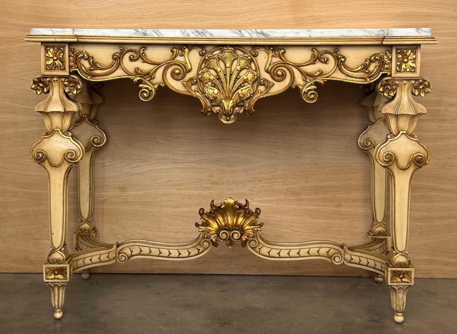 Console Louis XV Rococo, plateau en marbre, avec accents dorés photo for sale
