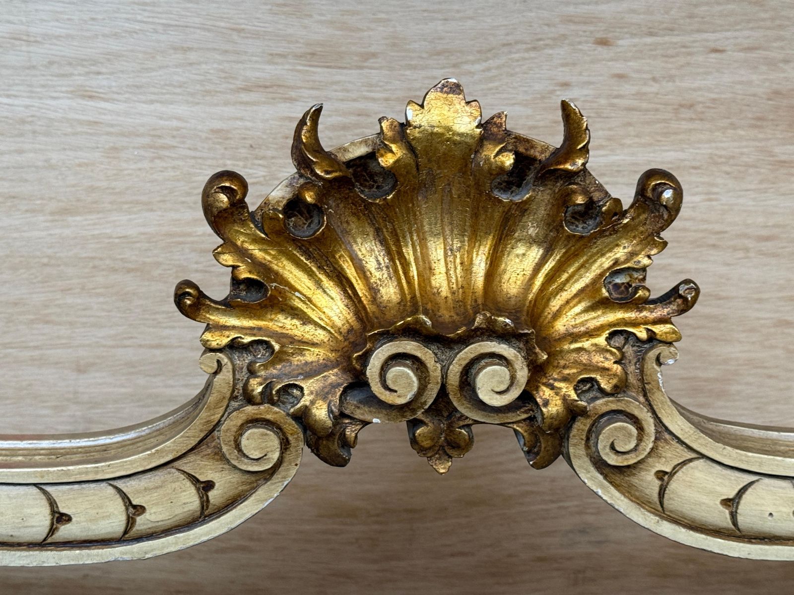 Mobilier Console Louis XV Rococo, plateau en marbre, avec accents dorés photo