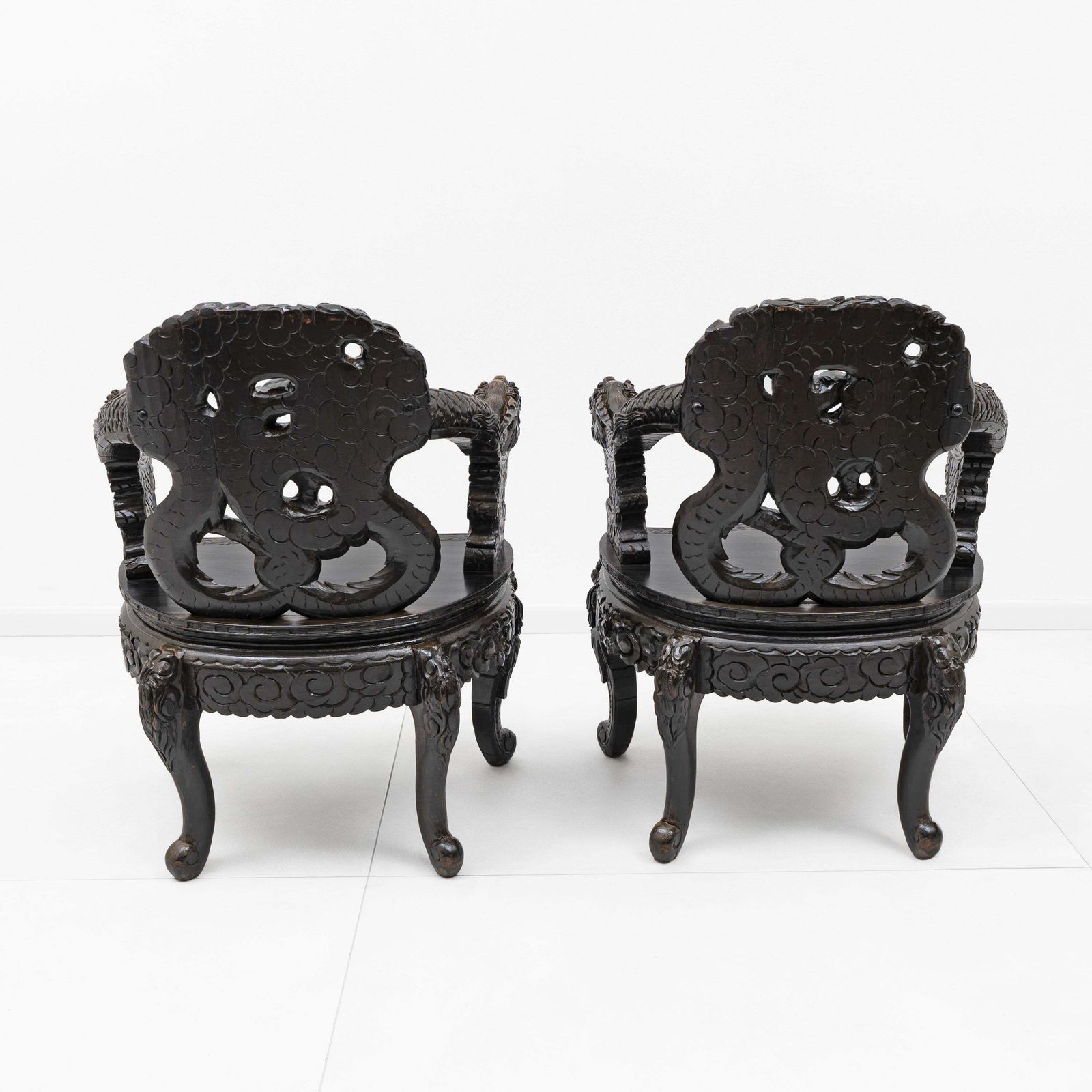 Paar Chinese Qing-dynastie fauteuils met gedraaide draken, geëboniseerd hardhout photo vinterior