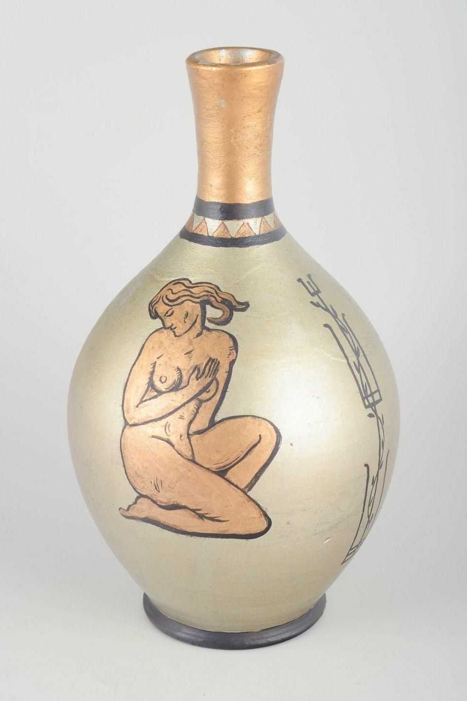 Vase en faïence Bo Fajans, motif de figures féminines assises peint à la main photo furniture