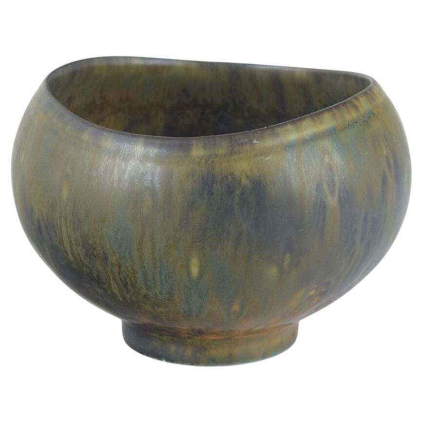 Gunnar Nylund voor Rörstrand. Stoneware kom met ronde, asymmetrische vorm.