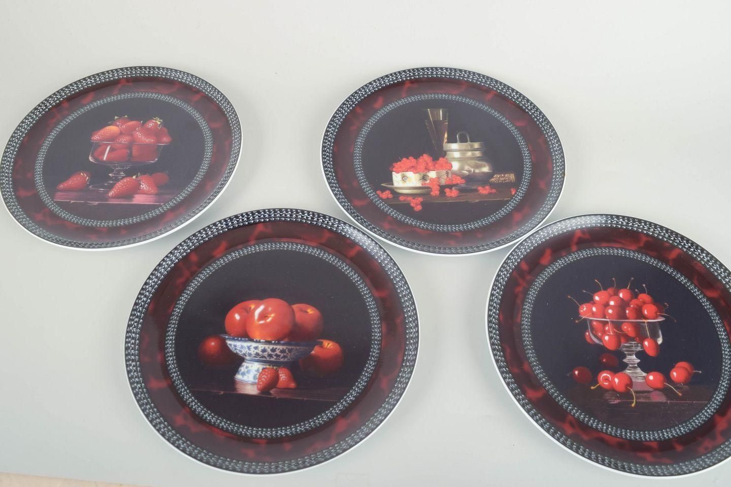 Jean Claude Chauray pour Bernardaud Limoges. Série de quatre assiettes en porcelaine. photo furniture