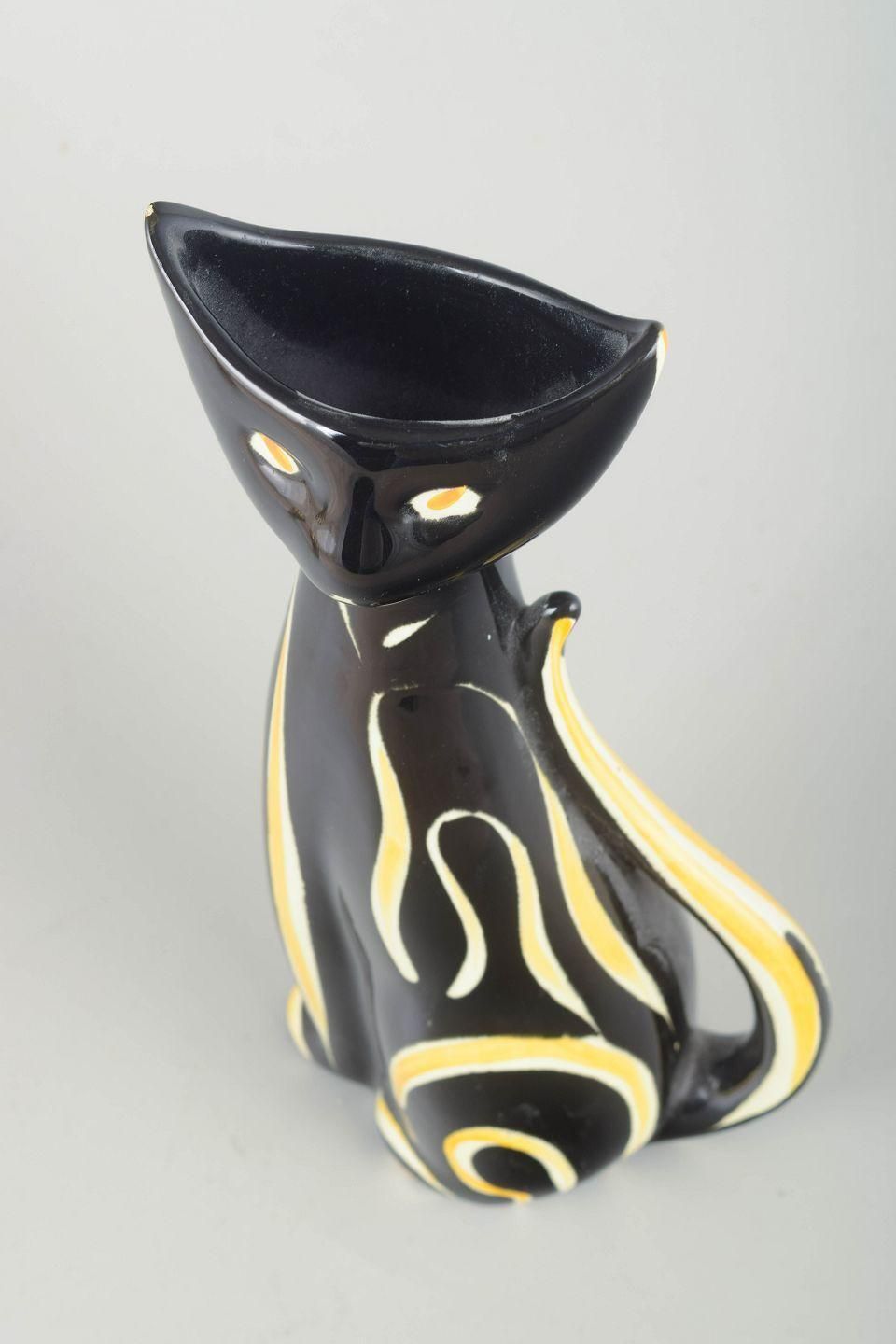 Keramieken vaas in de vorm van een kat. West-Duitsland, jaren 1970 photo furniture