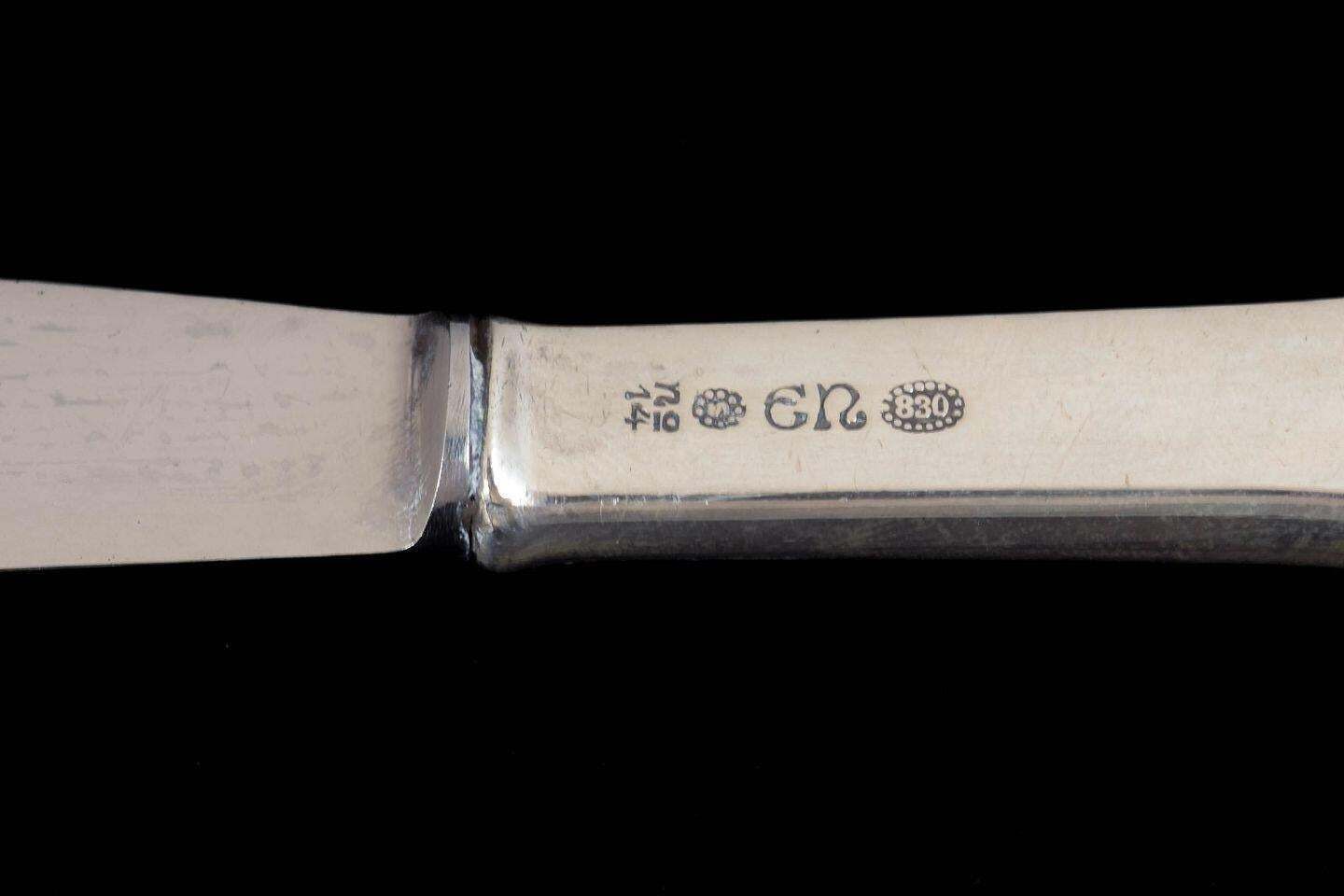 Evald Nielsen, twee lunchmessen in zilver en roestvrij staal. Jaren 1930 photo Woonaccessoires