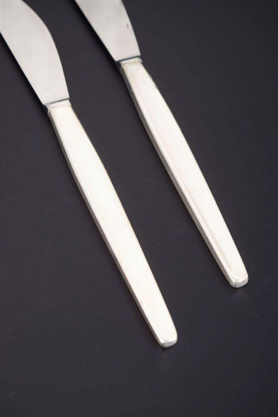 Deux couteaux de table « Cypress » en argent sterling, Henning Koppel pour Georg Jensen. photo for sale