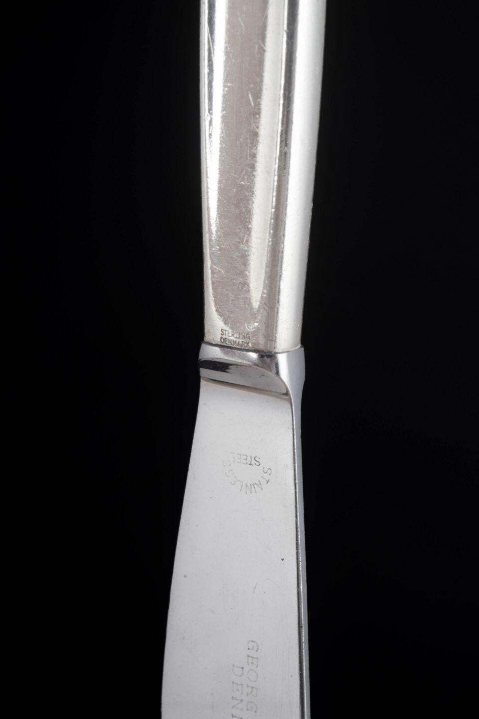Deux couteaux de table « Cypress » en argent sterling, Henning Koppel pour Georg Jensen. photo Décoration