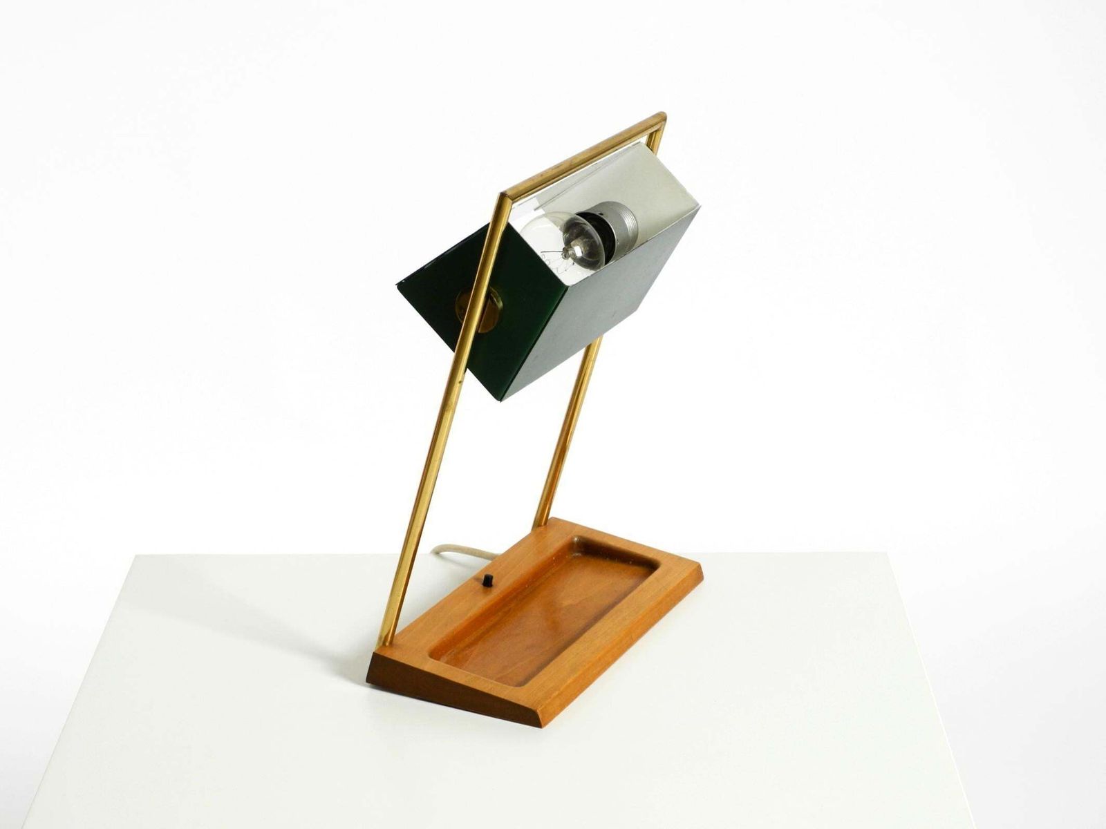 Temde Tafellamp uit de jaren 1960 met Messing Frame, Teakhouten Voet en Groene Lampenkap photo 672.0