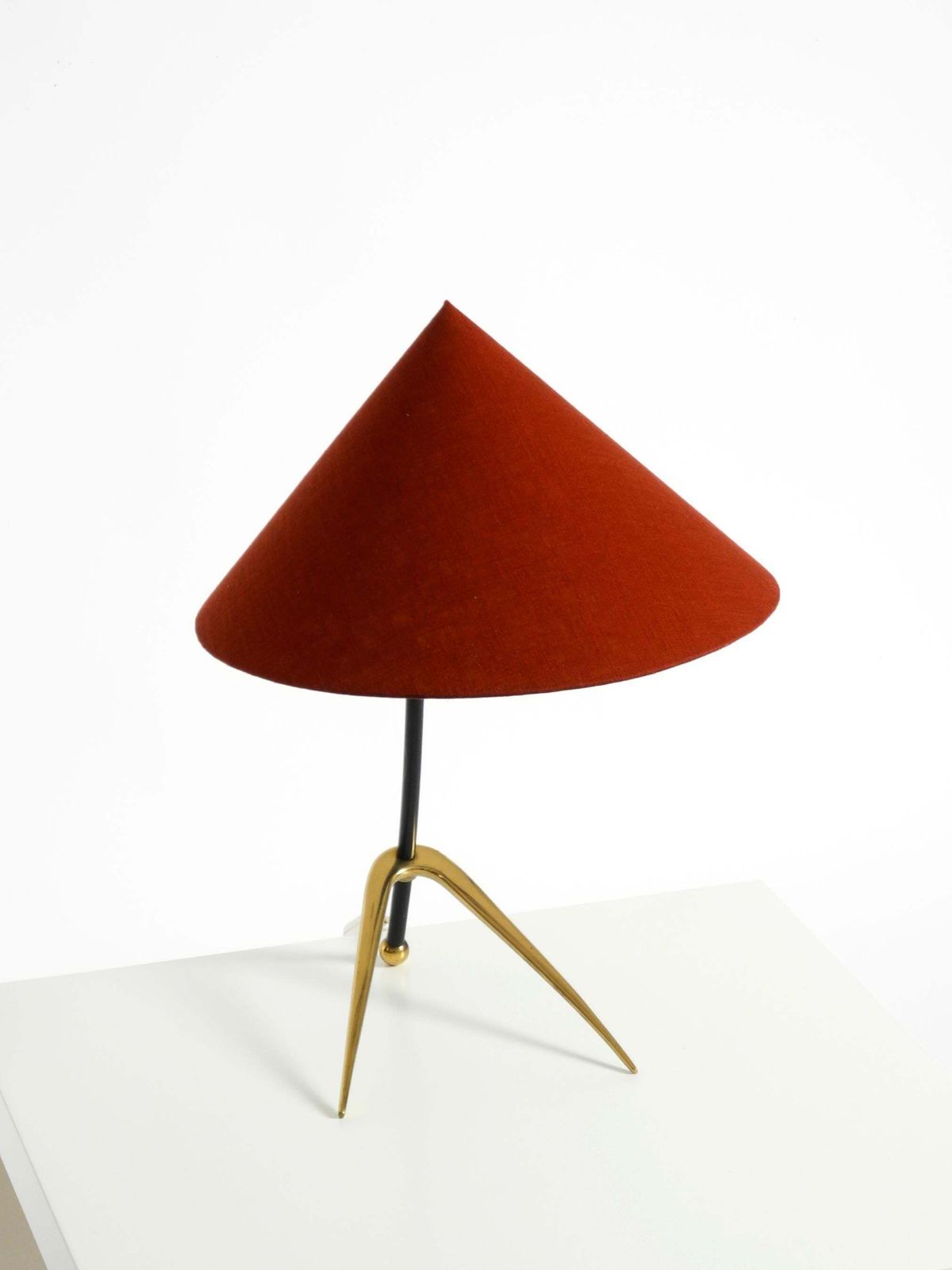 Grote Kalmar Mid-Century Modern driepoot messing tafellamp met nieuwe stoffen kap photo vintage