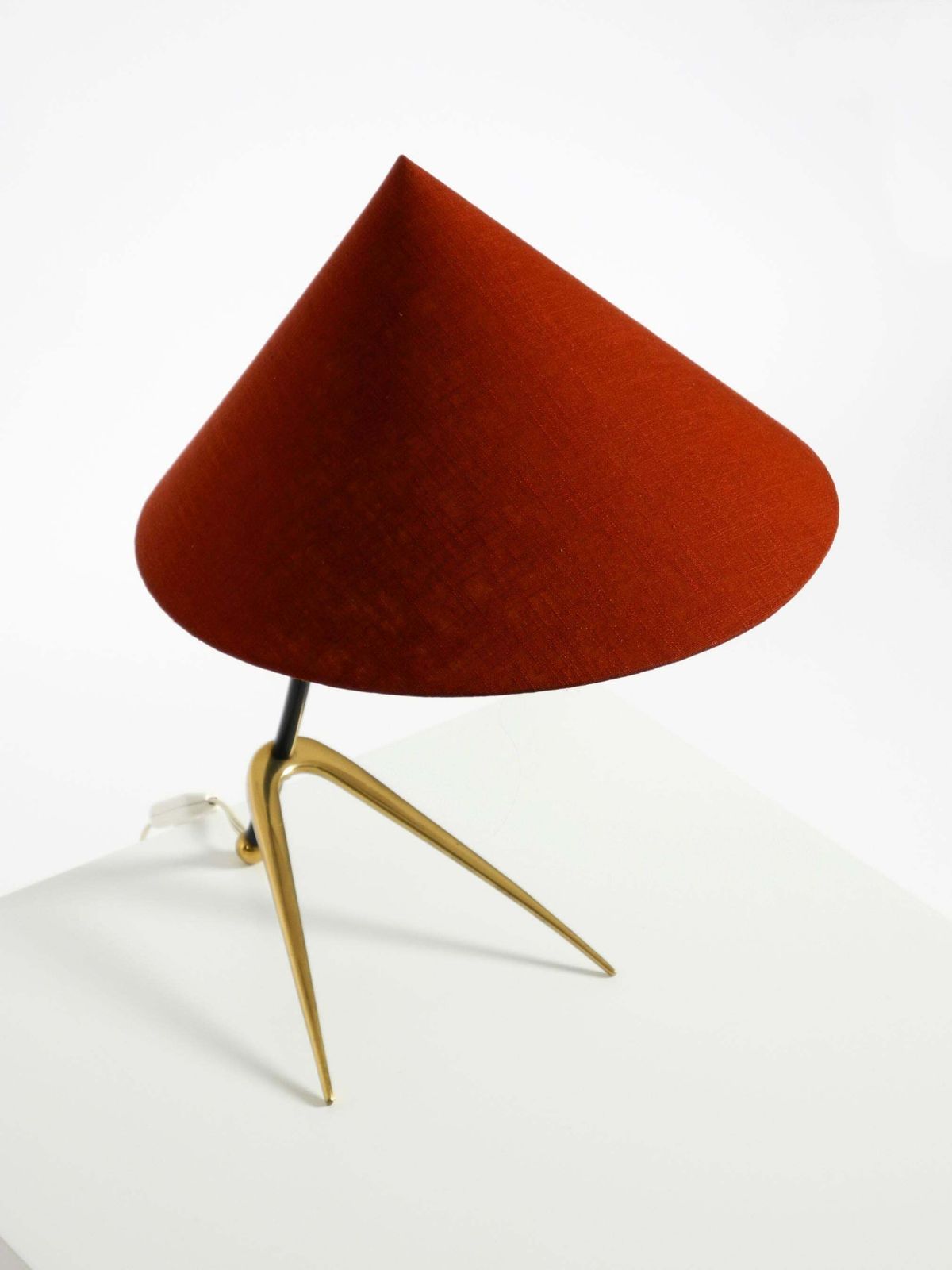 photo furniture Grote Kalmar Mid-Century Modern driepoot messing tafellamp met nieuwe stoffen kap