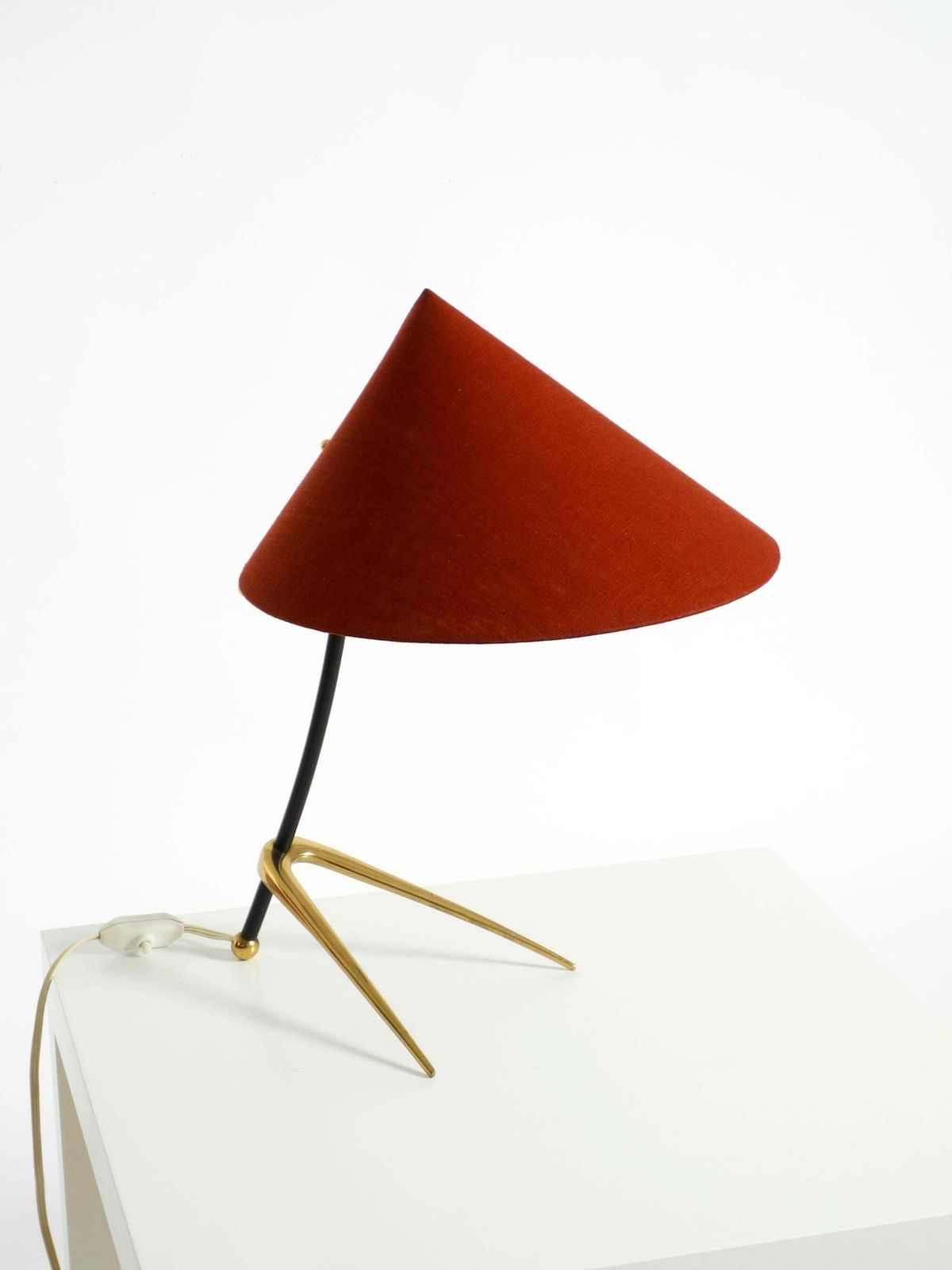 1107.0 Grote Kalmar Mid-Century Modern driepoot messing tafellamp met nieuwe stoffen kap photo