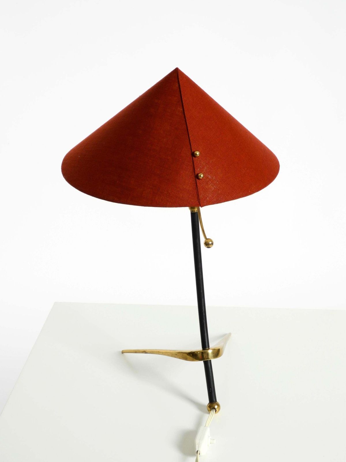 photo buy Grote Kalmar Mid-Century Modern driepoot messing tafellamp met nieuwe stoffen kap