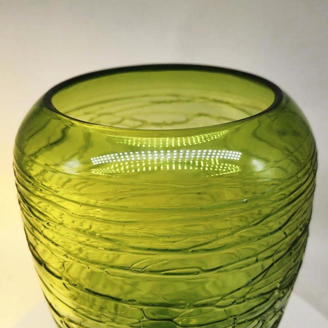 Vase en verre de Murano travaillé à la main, vert, années 1970, Italie. 31 cm H / 12,20 po H. photo vintage