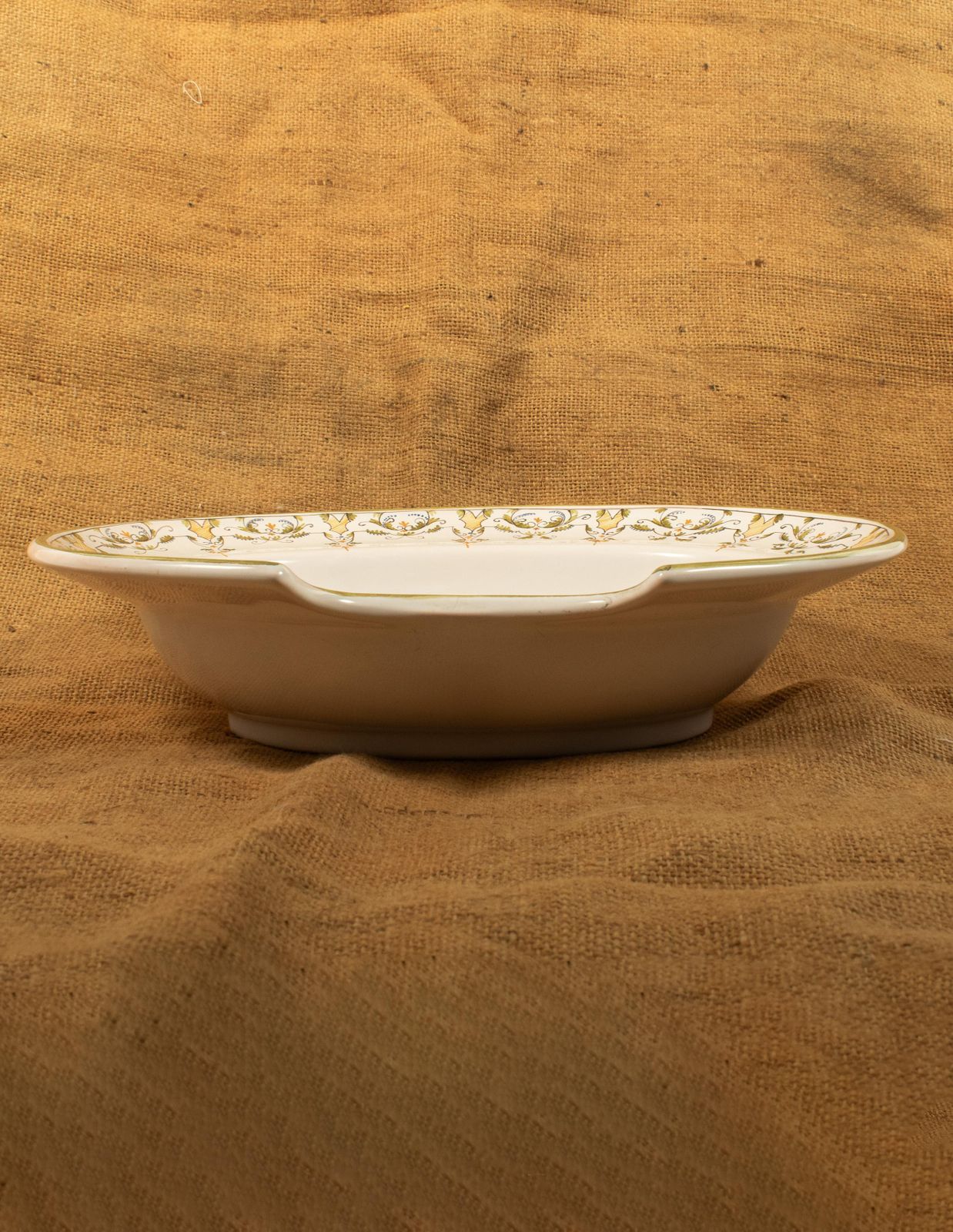 photo for sale Plat à barbe en porcelaine française, « Italien à Moustiers », début du XXe siècle