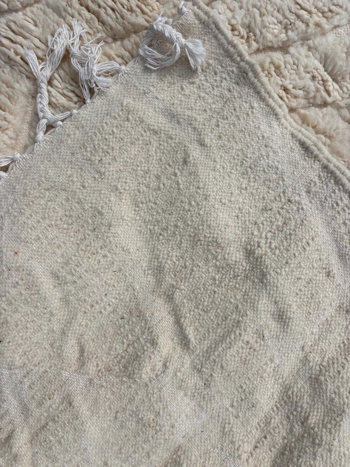 Tapis marocain Mrirt 150x250 cm - Tapis berbère fait main - Tapis en laine écrue de luxe - Tapis marocain minimaliste photo for sale