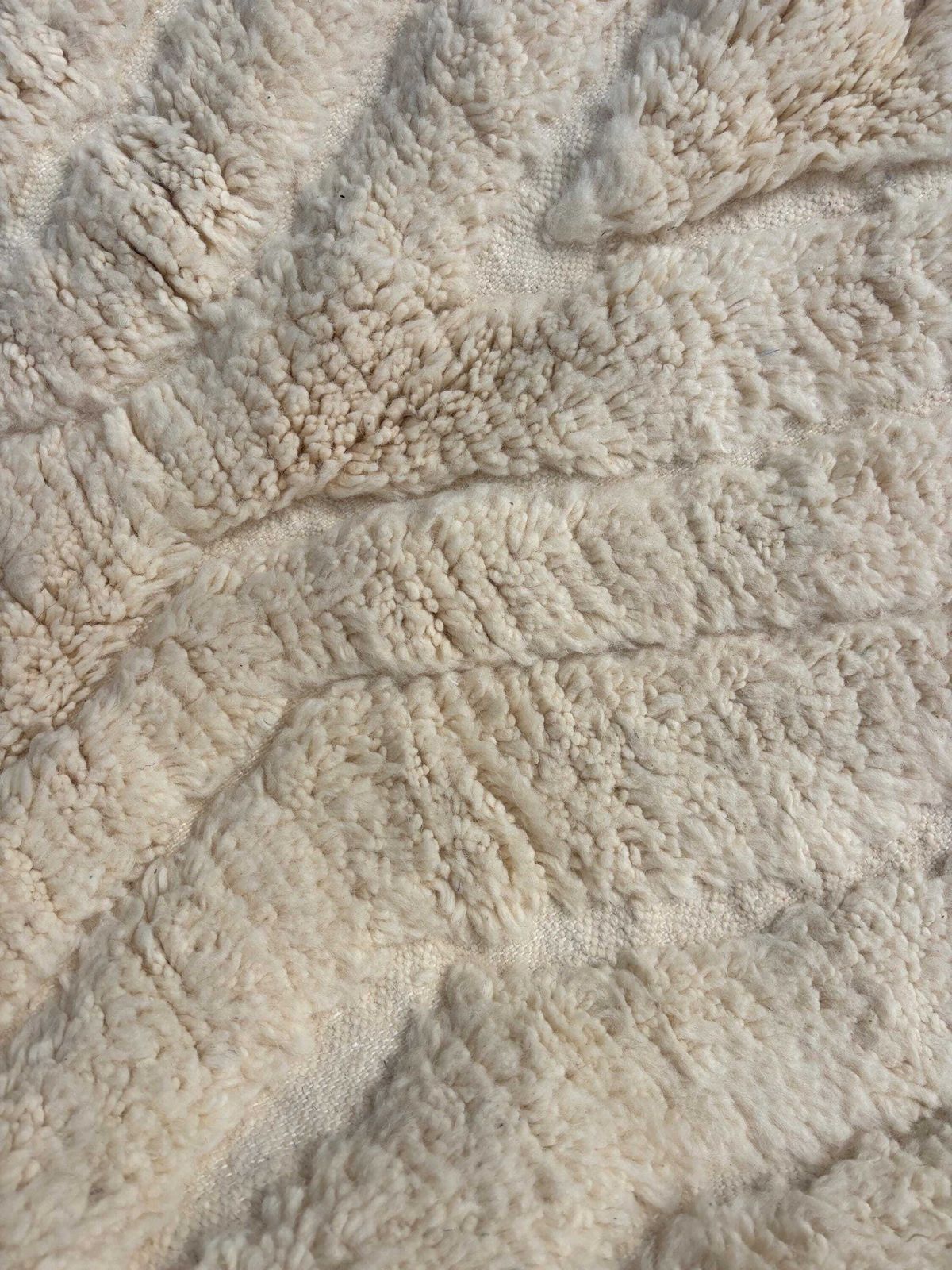 photo for sale Marokkaans Mrirt-tapijt 150x250 cm – Handgemaakt Berber-tapijt – Luxe ecru wollen tapijt – Minimalistisch Marokkaans tapijt