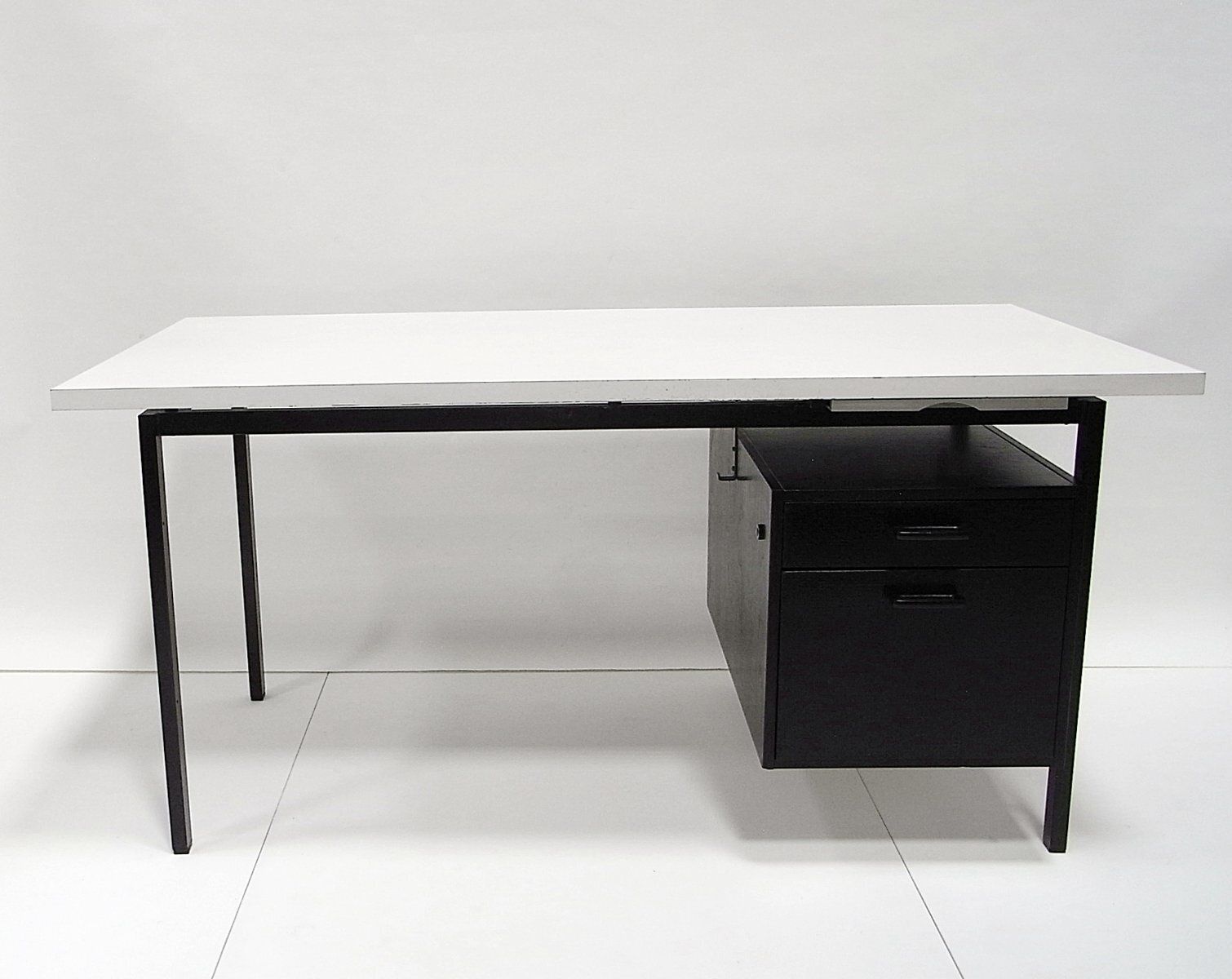 Schrijftafel in zwart gebeitst eiken met wit gelakt blad door Herbert Hirche voor Christian Holzäpfel KG, Duitsland, jaren 1960