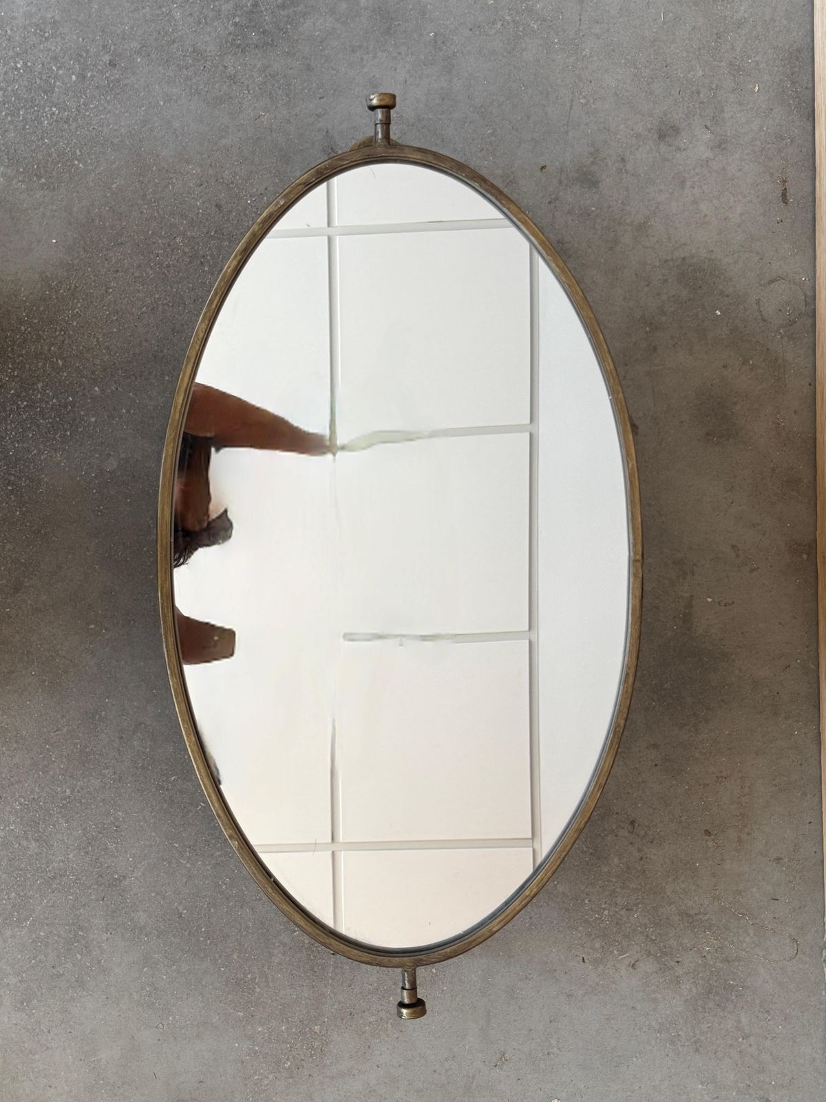 photo furniture Miroir ovale basculant en laiton d'époque, convertible mural ou de table