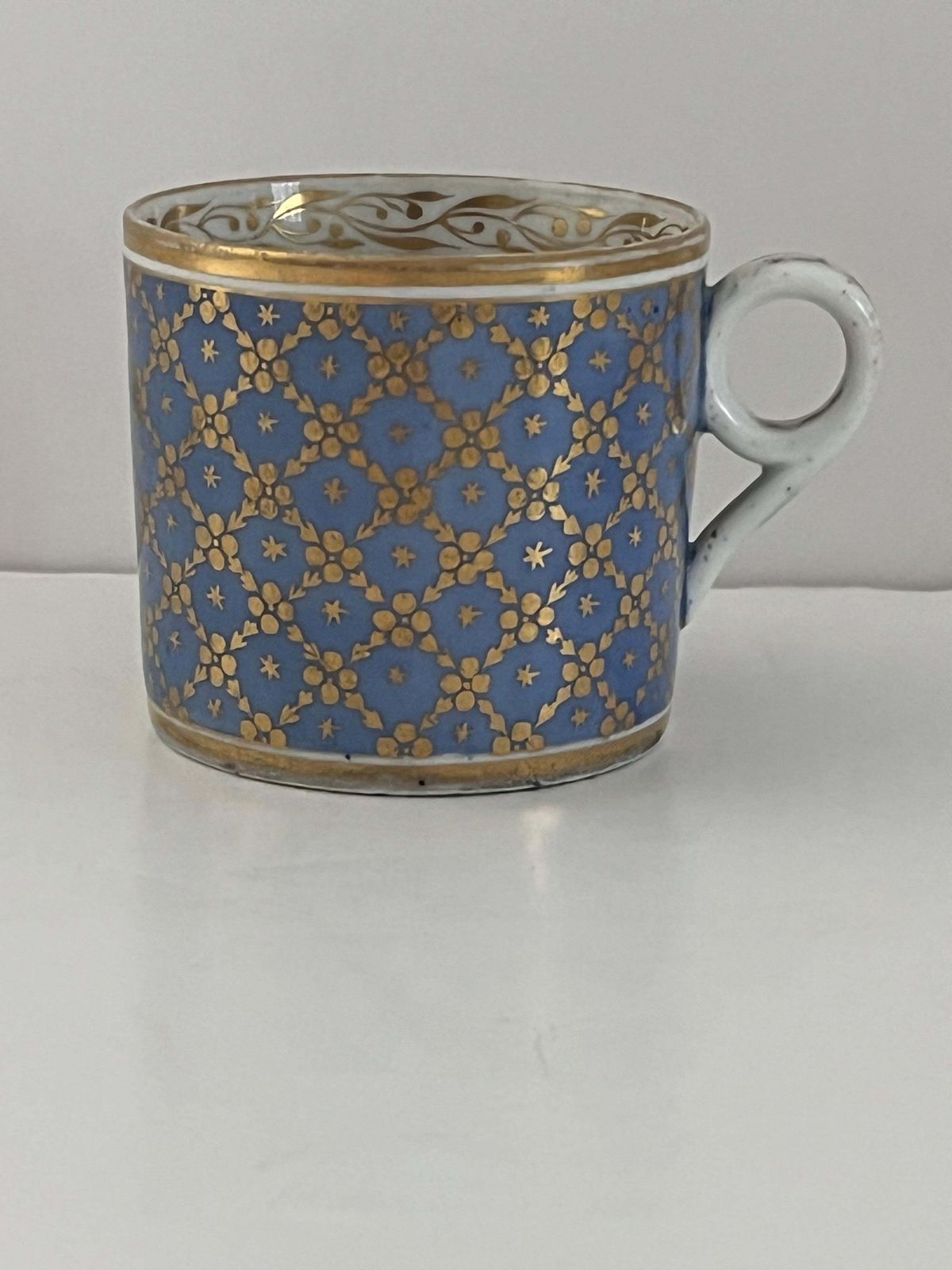 Georgisch porseleinen koffiekopje, Minton of New Hall, goud op blauw, ca. 1810 photo for sale