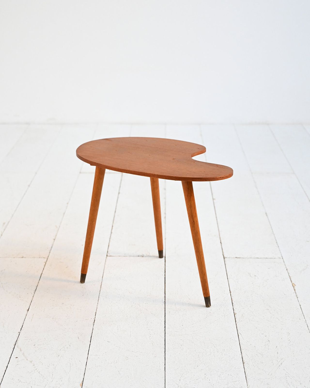 Biomorfe salontafel van teakhout en messing, ca. jaren 1950–1960 photo for sale