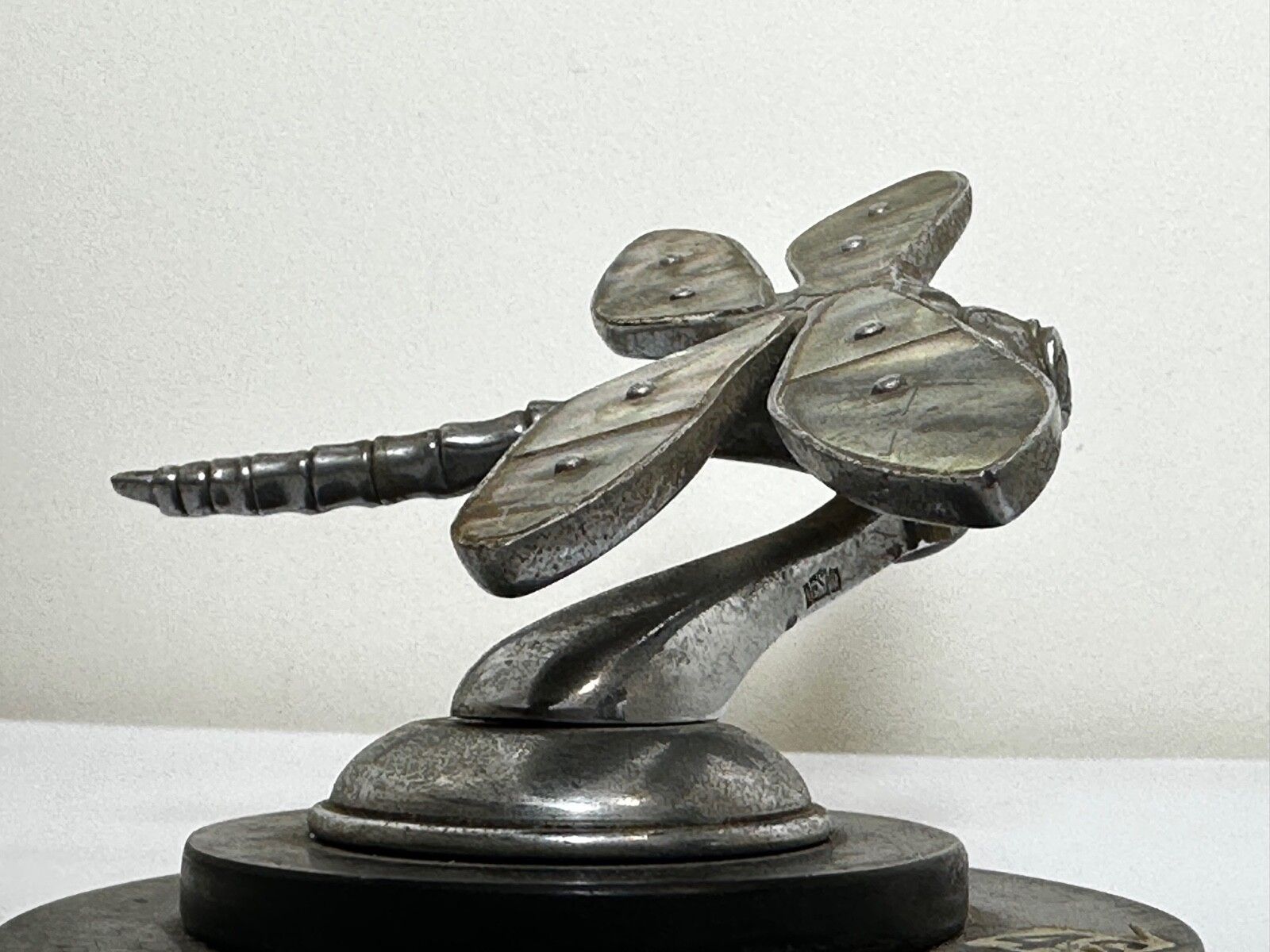 Art Deco Desmo Dragonfly automascottes sculptuur photo for sale