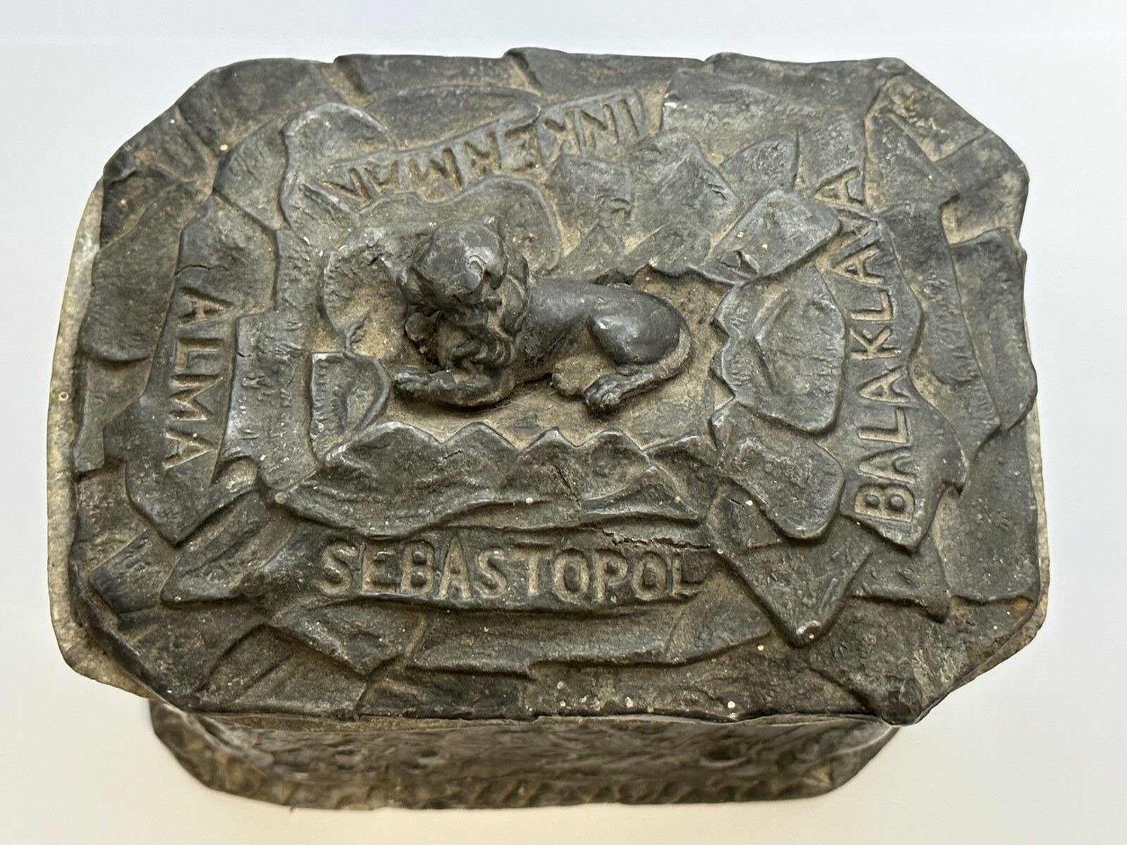 19e-eeuwse kleine loden militaire tabaksdoos, Land Sea Victory, Krimoorlog photo for sale