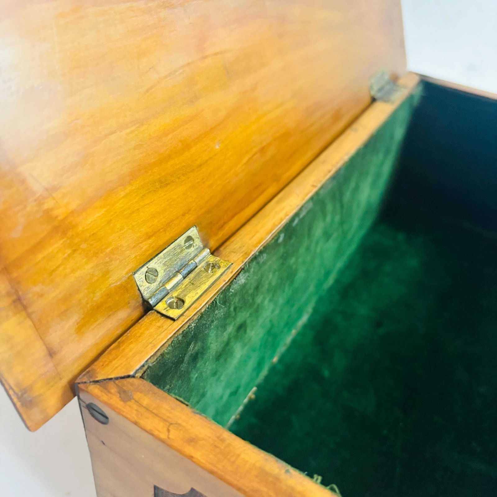 Antieke Victoriaanse handgesneden walnoten bewaarbox uit 1899, gevoerd met groen fluweel, Arts & Crafts volkskunst kistje, zonder sleutel (32x20x13cm) photo for sale