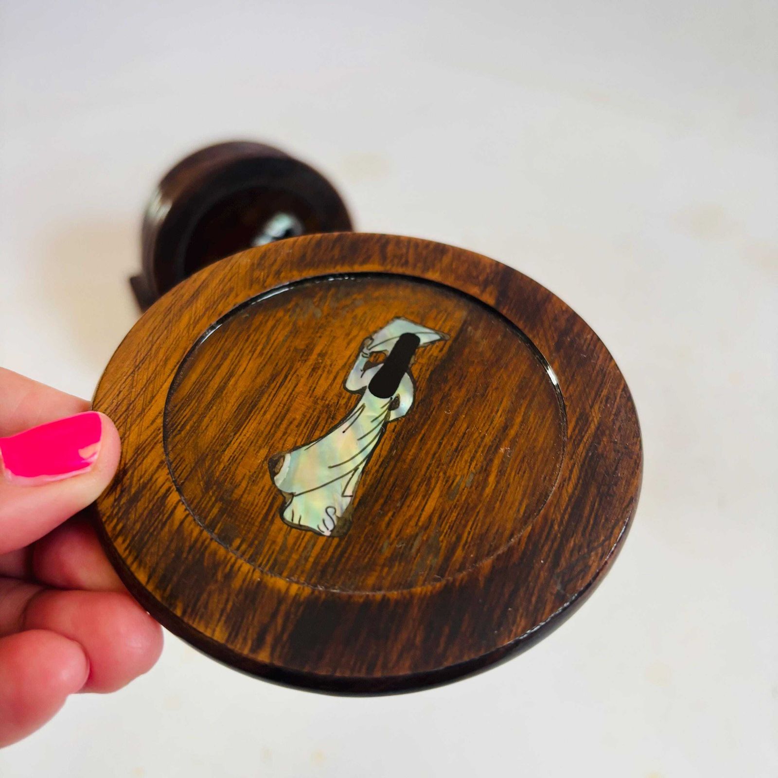 Ensemble de sous-verres mid-century en bois dur d'Asie de l'Est, incrustation d'ormeau véritable, Geisha photo for sale
