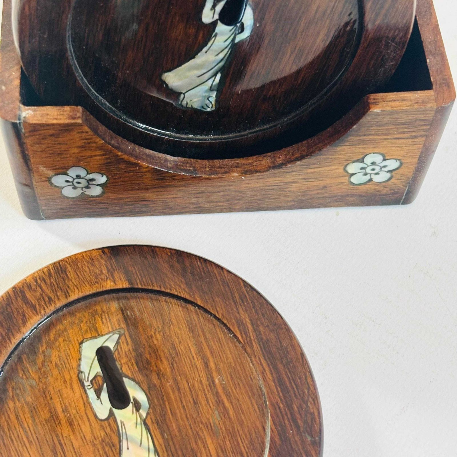 Mid-Century Oost-Aziatische hardhouten onderzettersset, echt abalone schelp inlegwerk, geisha photo Woonaccessoires