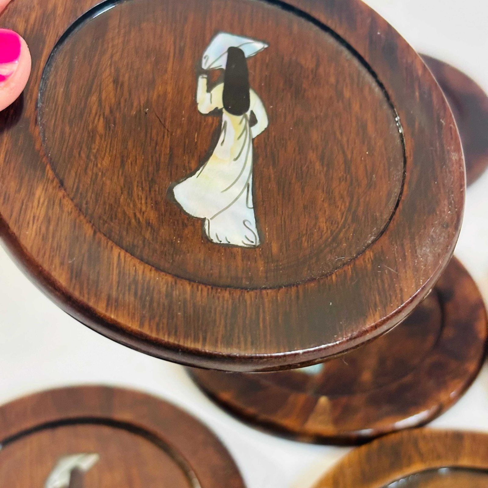 photo for sale Ensemble de sous-verres mid-century en bois dur d'Asie de l'Est, incrustation d'ormeau véritable, Geisha