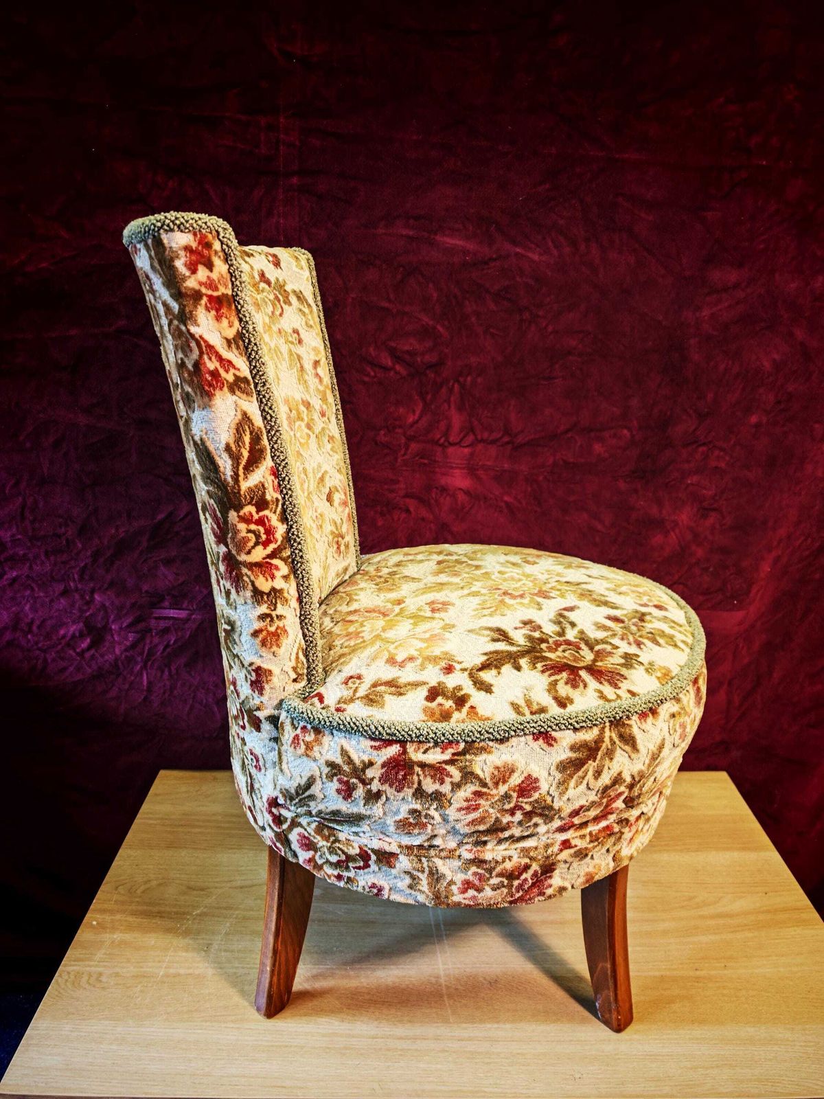 Antieke Verpleegstoel met Hoge Smalle Rugleuning en Ronde Zitting, begin 20e eeuw. Opnieuw bekleed jaren 1950. 80 cm hoog. Uitstekende staat photo for sale