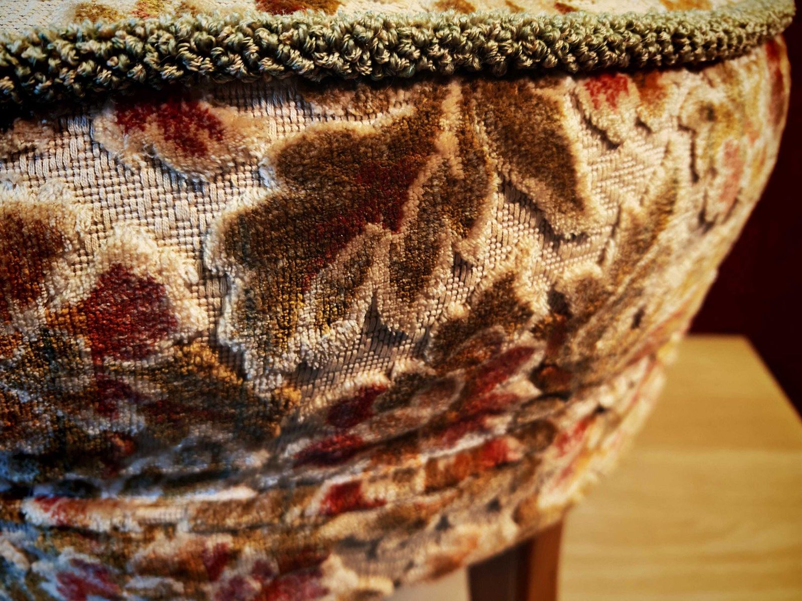 photo furniture Antieke Verpleegstoel met Hoge Smalle Rugleuning en Ronde Zitting, begin 20e eeuw. Opnieuw bekleed jaren 1950. 80 cm hoog. Uitstekende staat