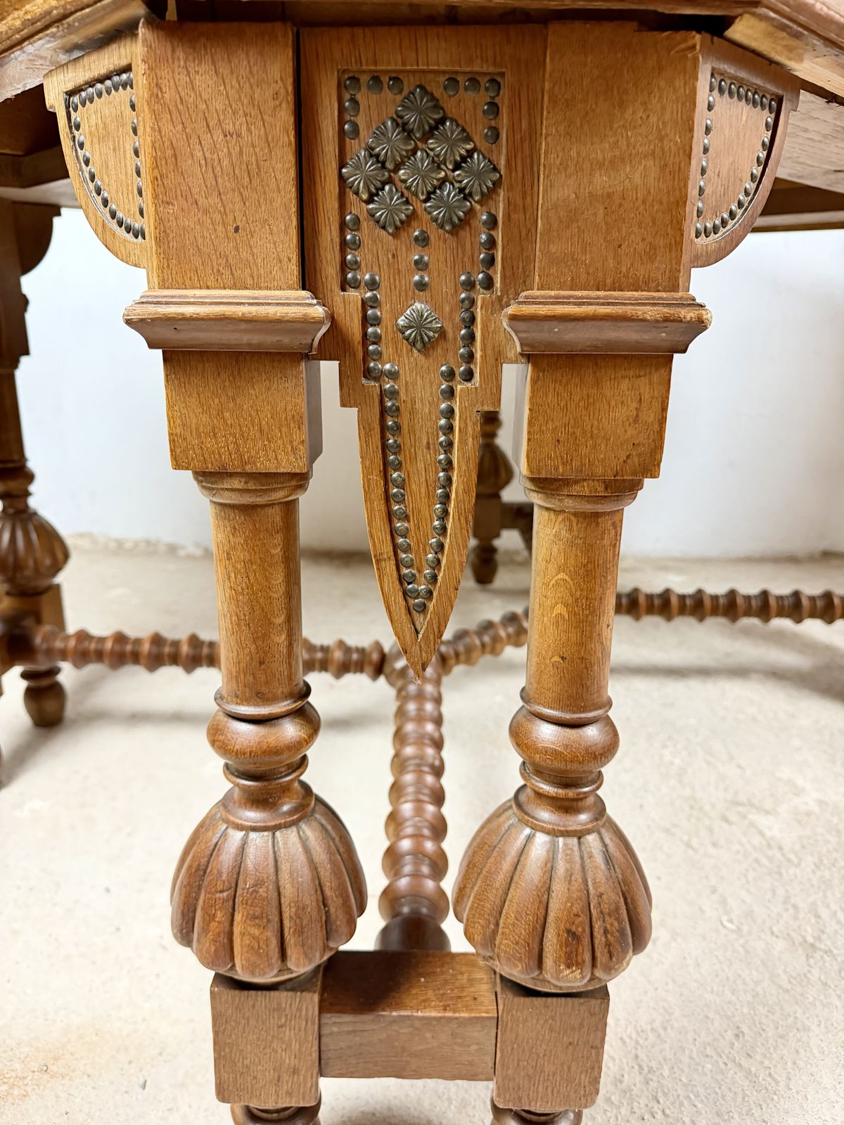 photo furniture Spaanse Renaissance Revival eettafel, 20e eeuw