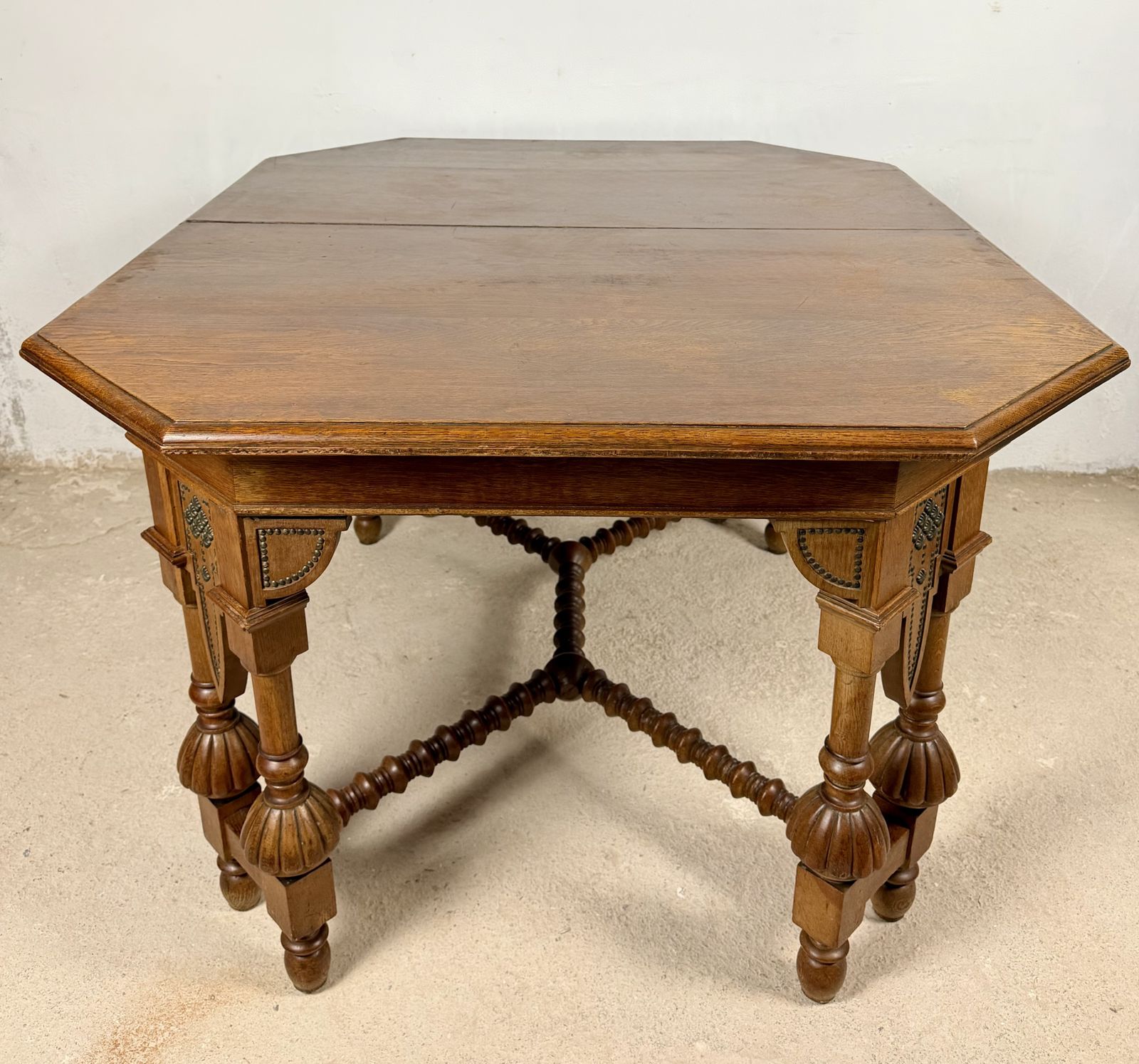 photo buy Spaanse Renaissance Revival eettafel, 20e eeuw
