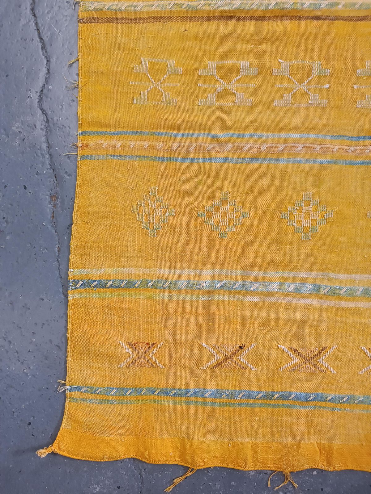 Textiles Tapis de couloir marocain berbère tissé à la main, laine tribale jaune moutarde photo