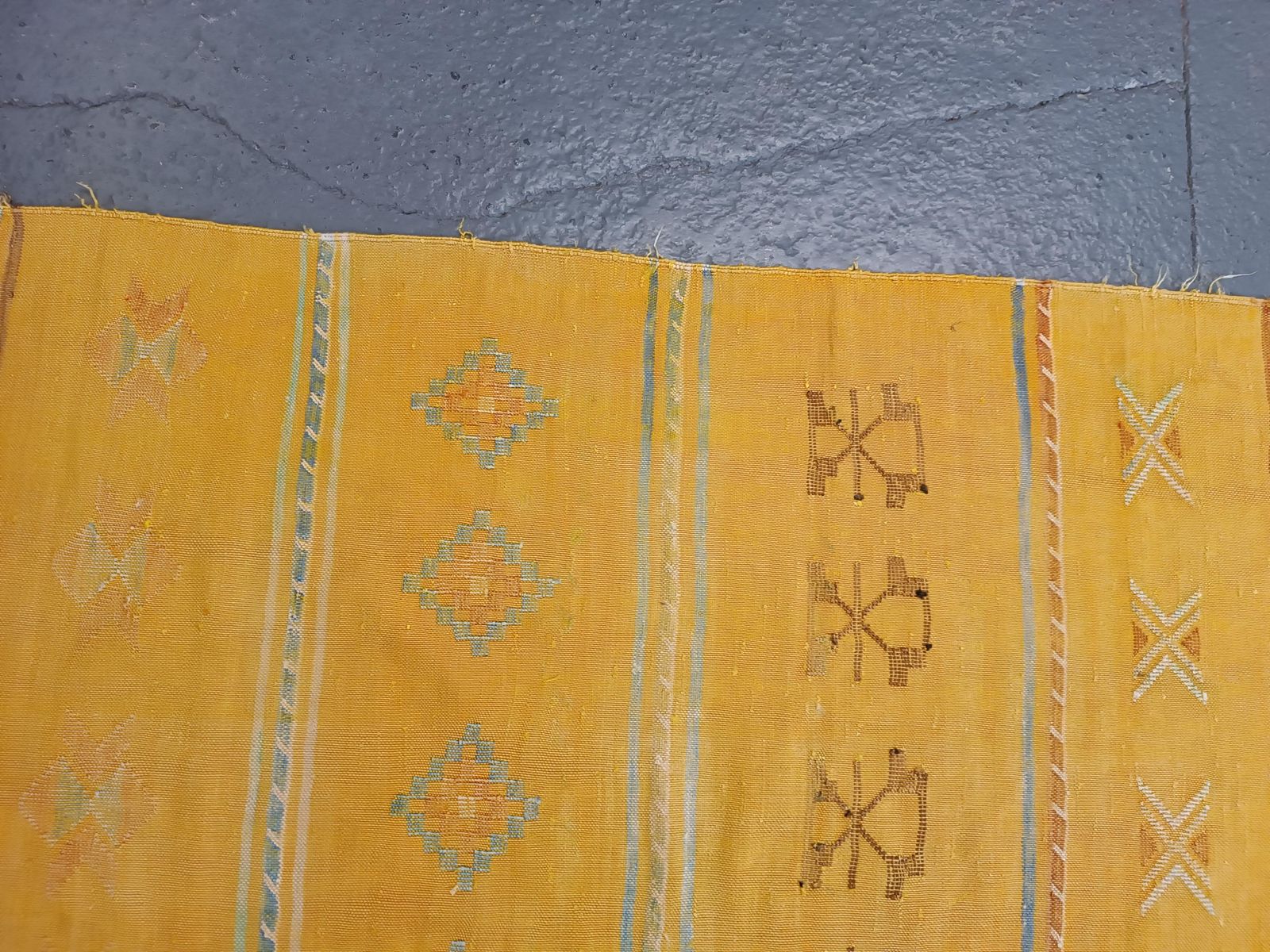 photo vintage Tapis de couloir marocain berbère tissé à la main, laine tribale jaune moutarde
